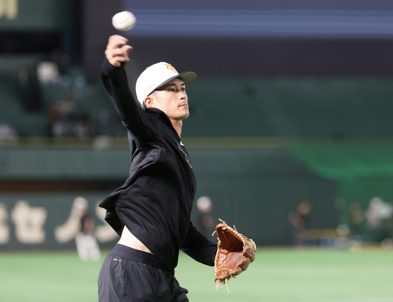 巨人対広島　試合前、キャッチボールする巨人若林（撮影・宮地輝）