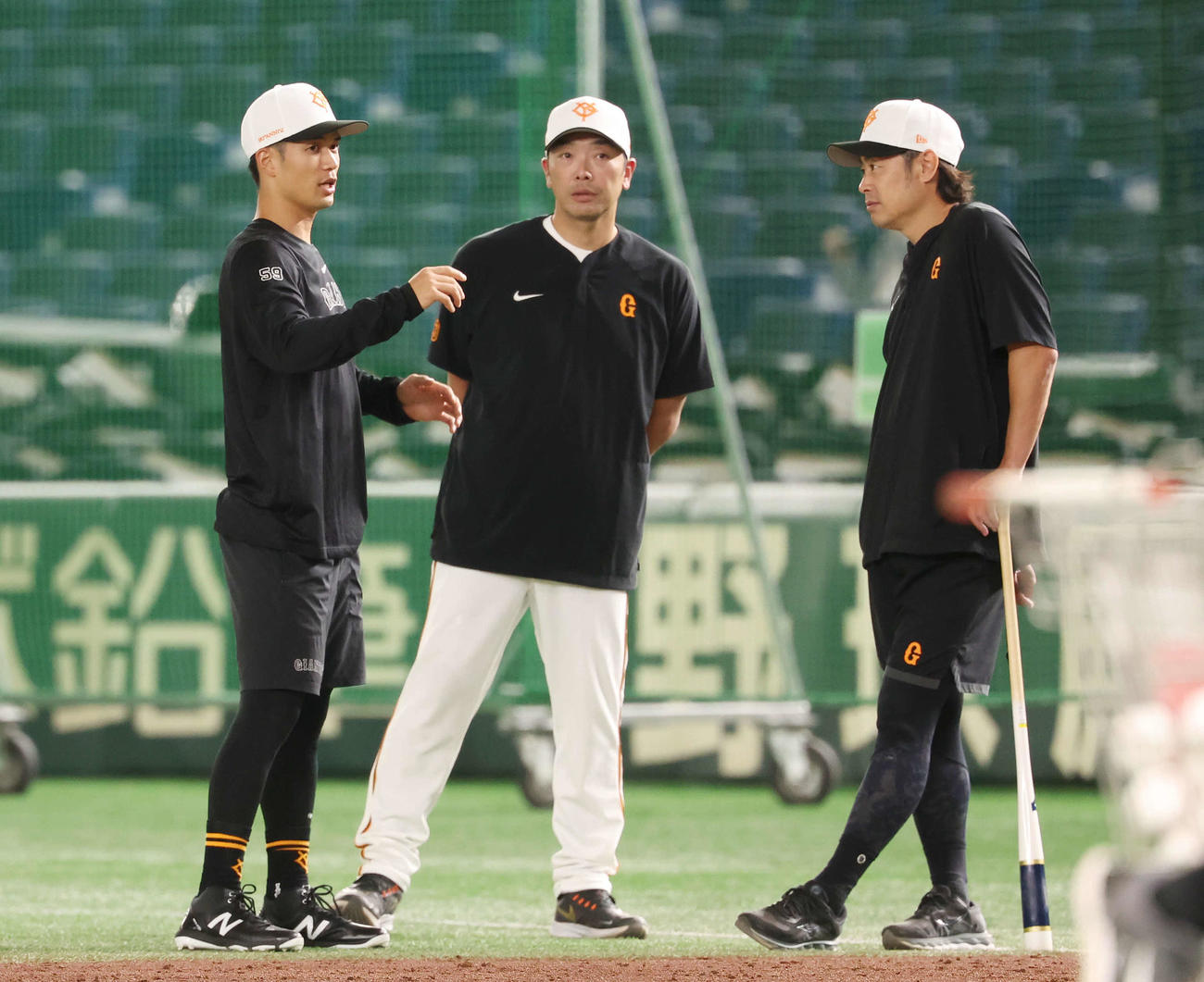 巨人対広島　試合前、言葉を交わす左から巨人若林、阿部監督、亀井外野守備走塁コーチ（撮影・宮地輝）