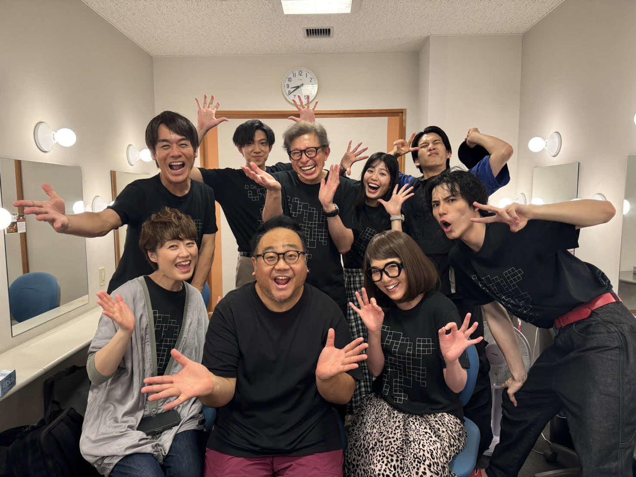 鈴井貴之（中央）ら出演者と