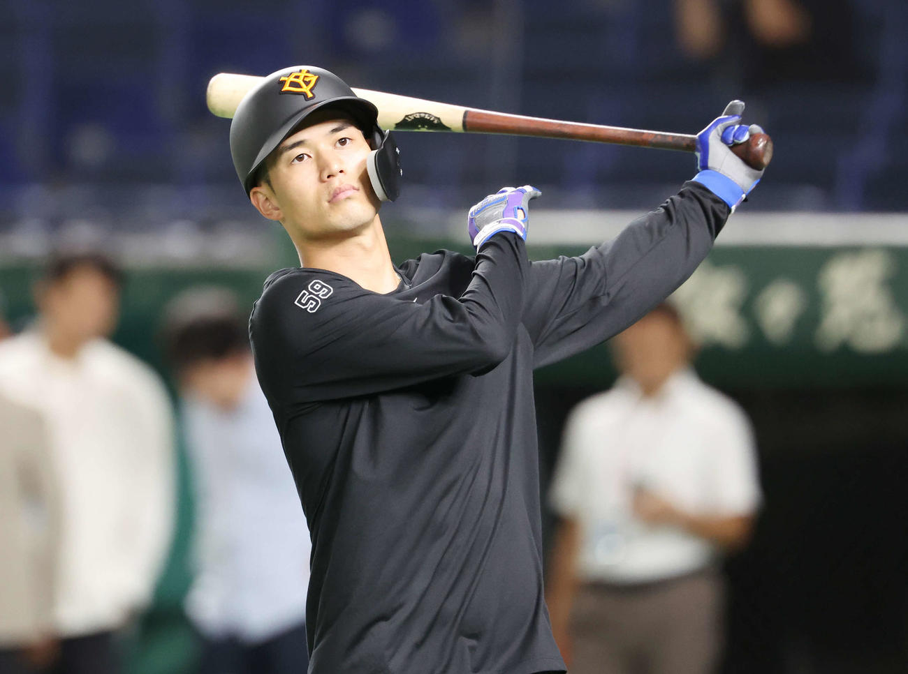 巨人対広島　試合前、バットを振る巨人若林（撮影・宮地輝）