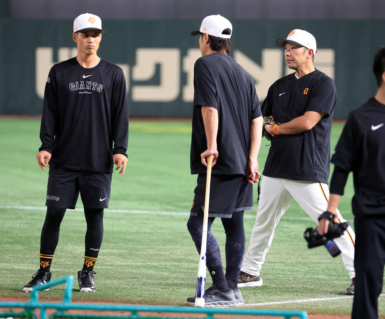 巨人対広島　1軍昇格した巨人若林（左）は阿部監督（右）と話し込む（撮影・浅見桂子）