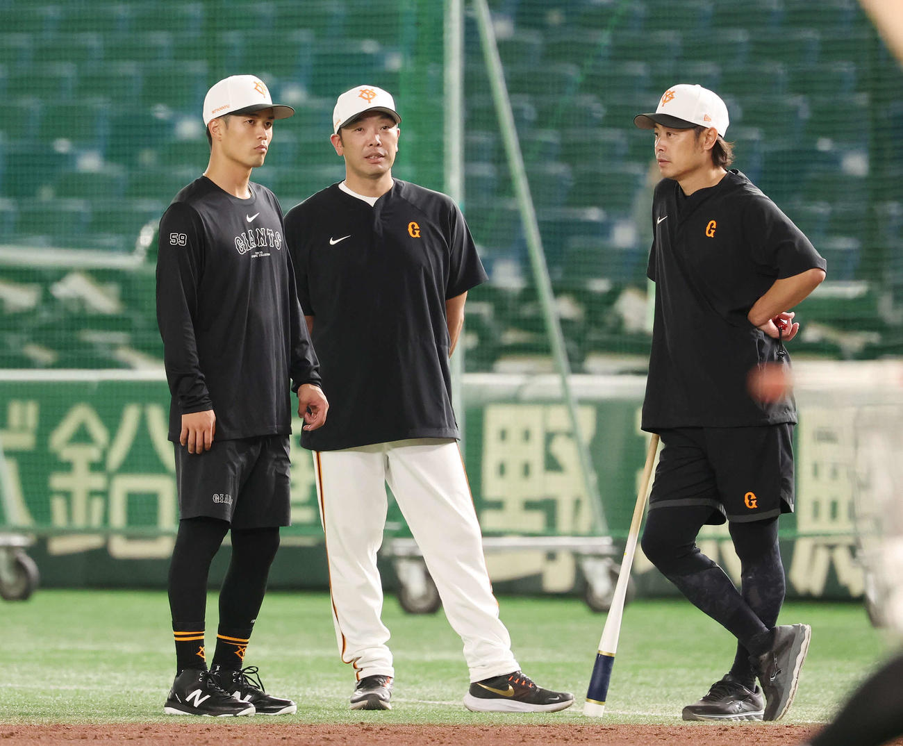 巨人対広島　試合前、言葉を交わす左から巨人若林、阿部監督、亀井外野守備走塁コーチ（撮影・宮地輝）