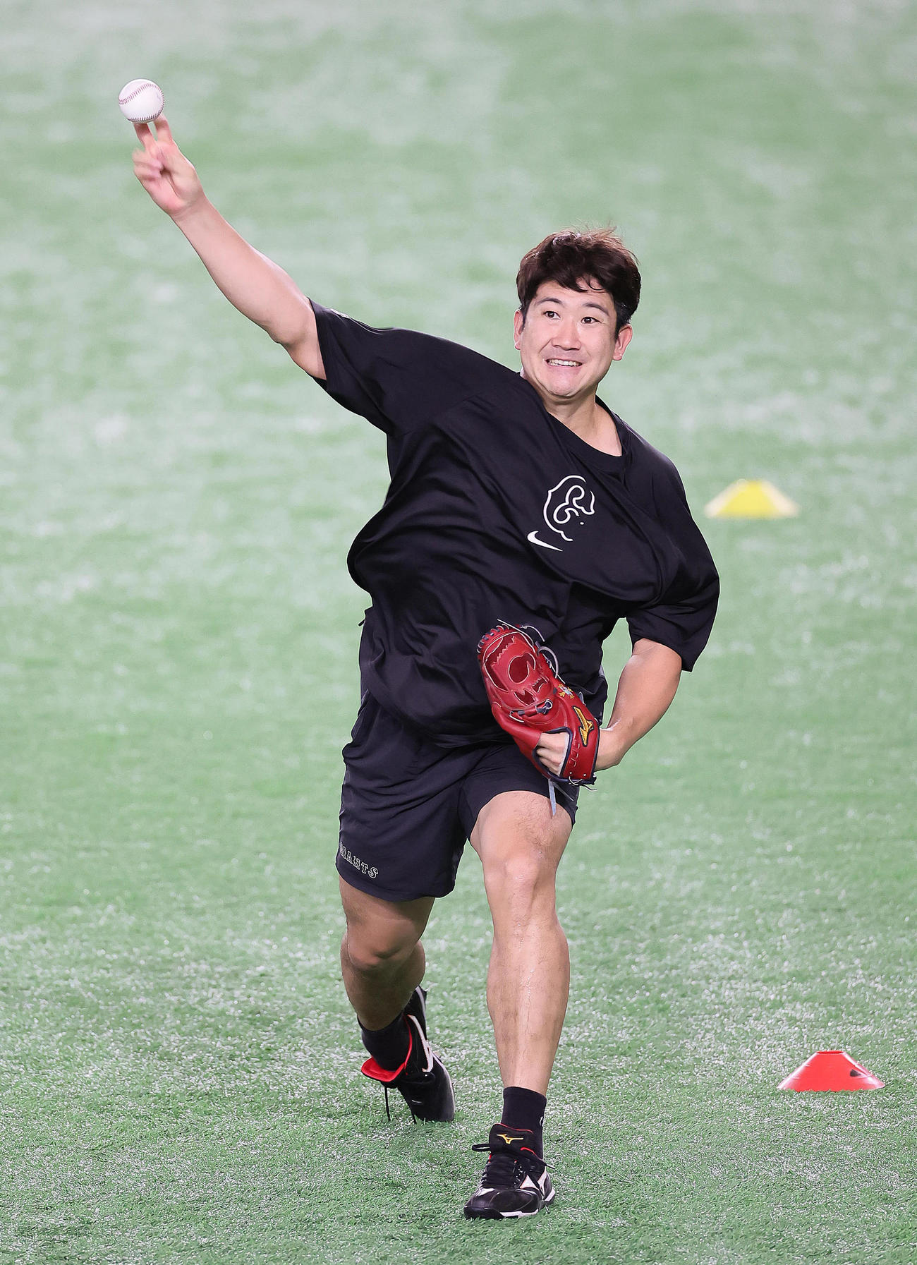 キャッチボールをする巨人菅野智之（2024年6月22日撮影）