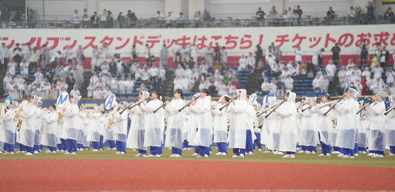 ロッテ対オリックス　降りしきる雨の中、演奏する習志野高校吹奏楽部（撮影・鈴木みどり）