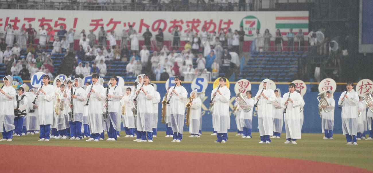 ロッテ対オリックス　降りしきる雨の中、演奏する習志野高校吹奏楽部（撮影・鈴木みどり）