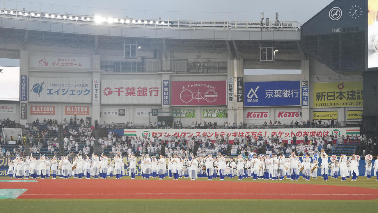 ロッテ対オリックス　降りしきる雨の中、演奏する習志野高校吹奏楽部（撮影・鈴木みどり）