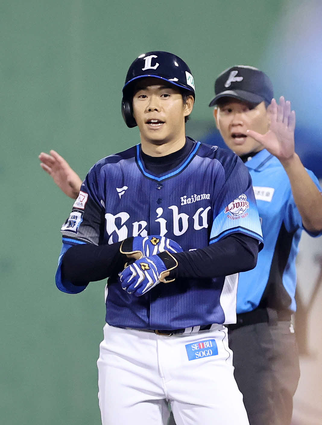楽天対西武　7回表西武1死、松原は中前打を放ち笑顔を見せる（撮影・鈴木正人）