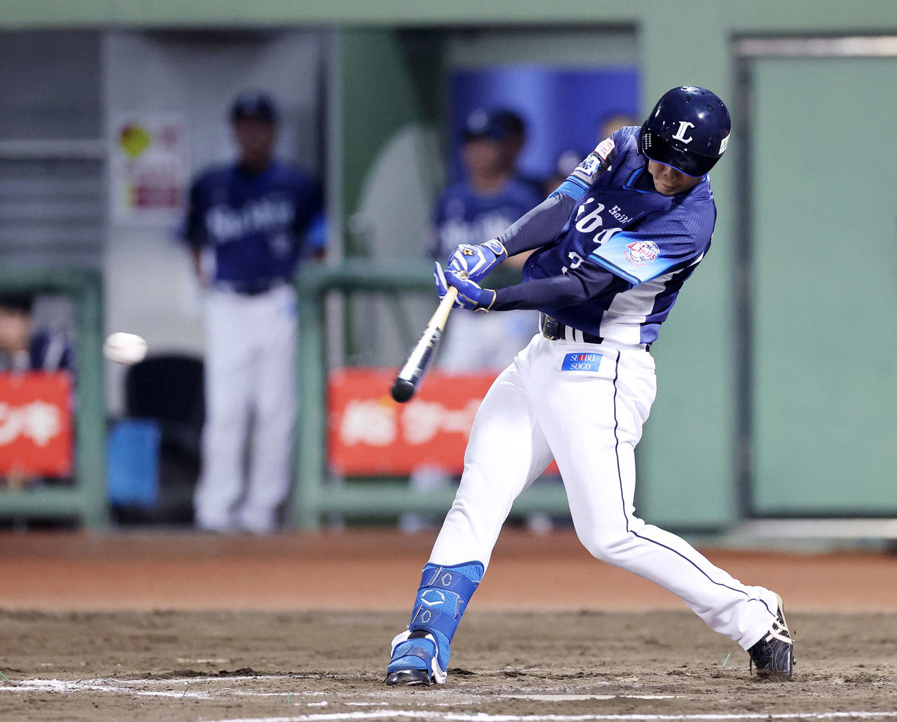 楽天対西武　7回表西武1死、松原は中前打を放つ（撮影・鈴木正人）