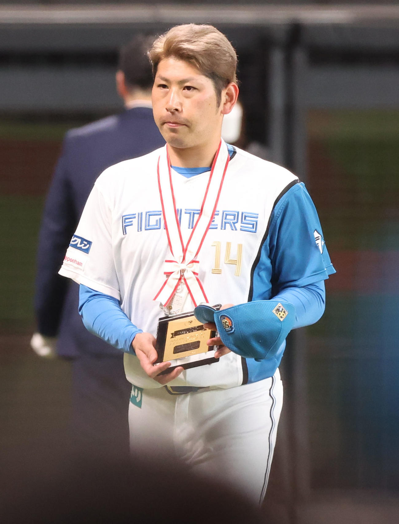 日本ハム対ソフトバンク　試合前、1000投球回を達成し表彰される日本ハム加藤貴（撮影・佐藤翔太）