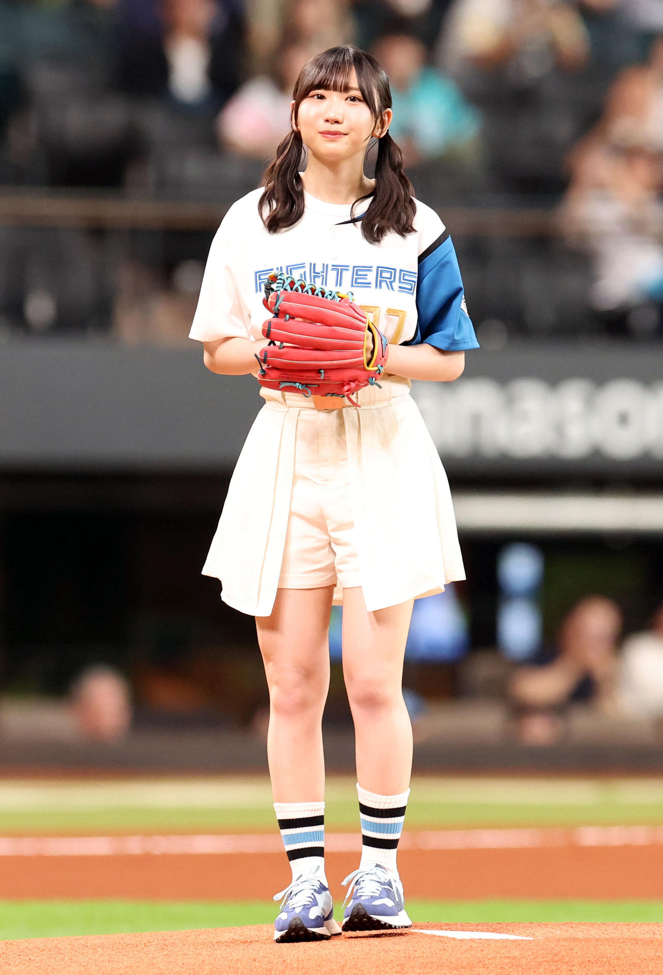 日本ハム対ソフトバンク　ファーストピッチを務める日向坂46の藤嶌果歩（撮影・佐藤翔太）