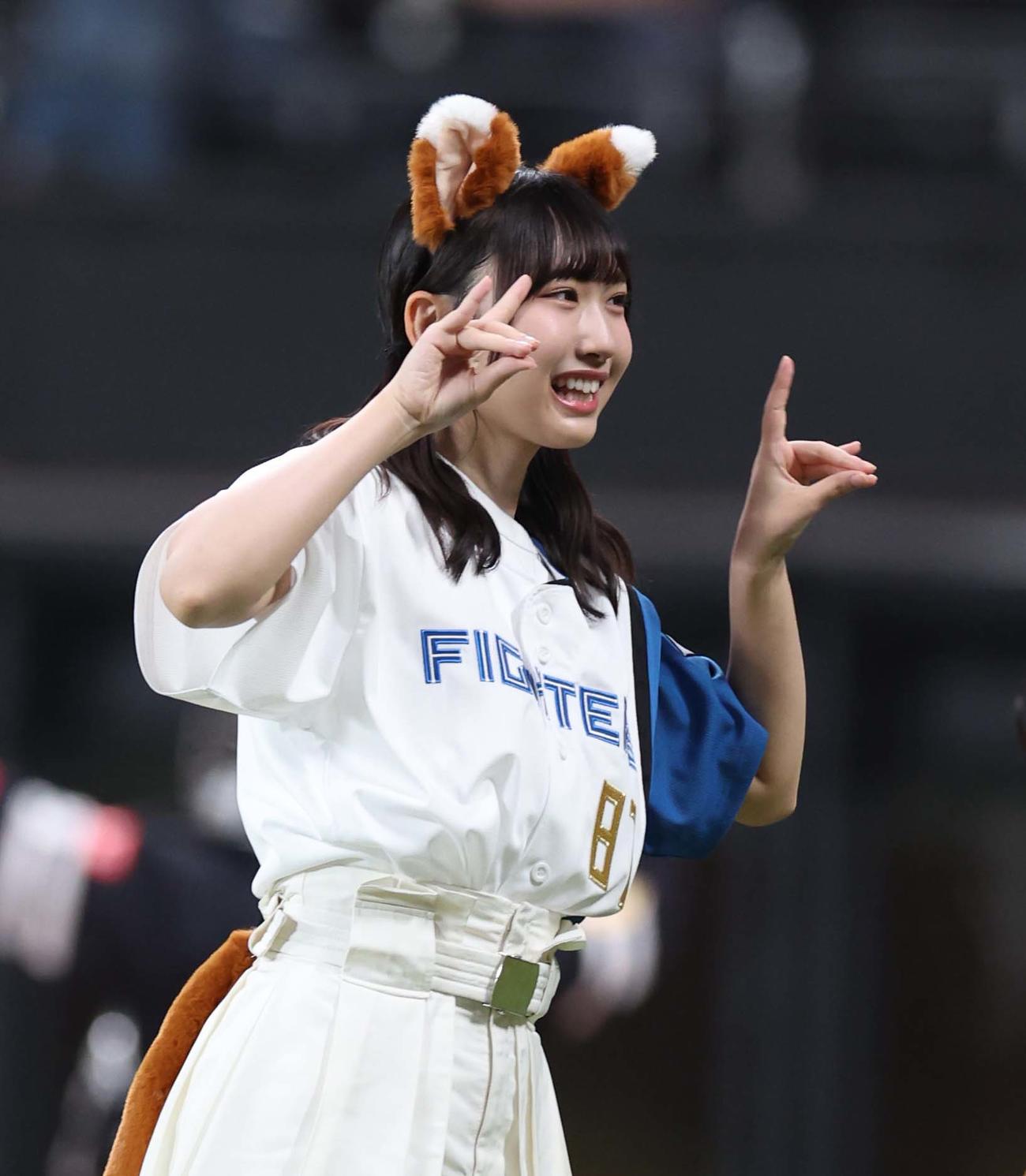 日本ハム対ソフトバンク　きつねダンスを踊る日向坂46の藤嶌果歩（撮影・黒川智章）