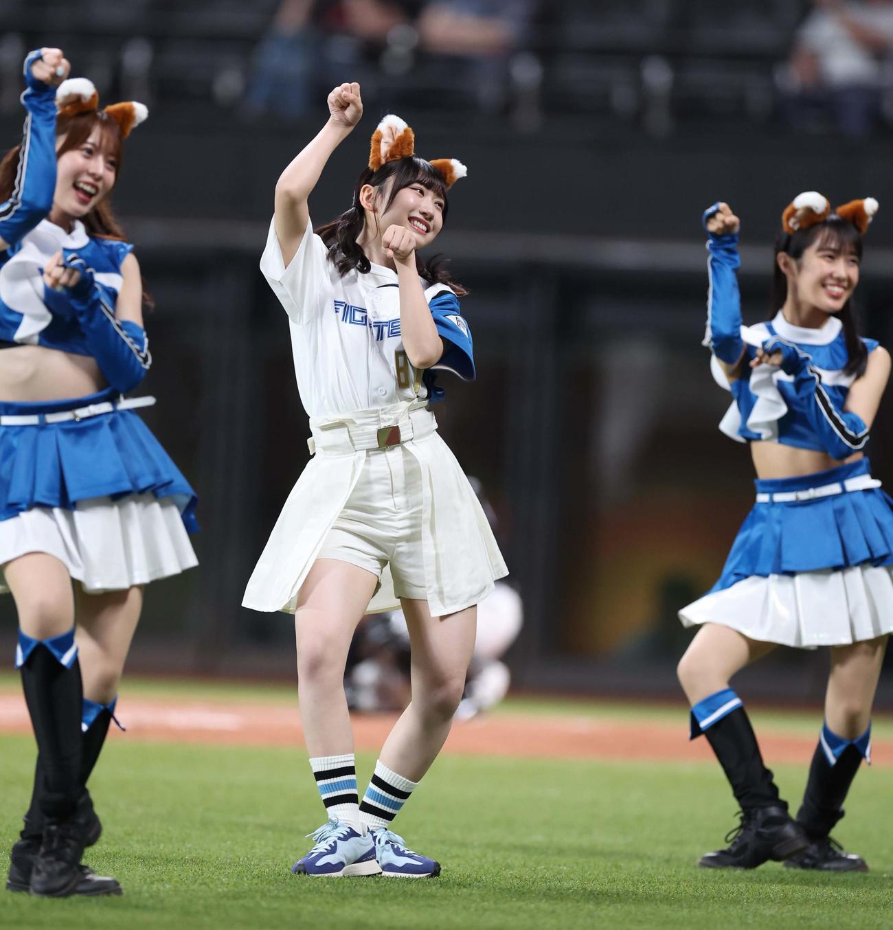 日本ハム対ソフトバンク　きつねダンスを踊る日向坂46の藤嶌果歩（撮影・黒川智章）