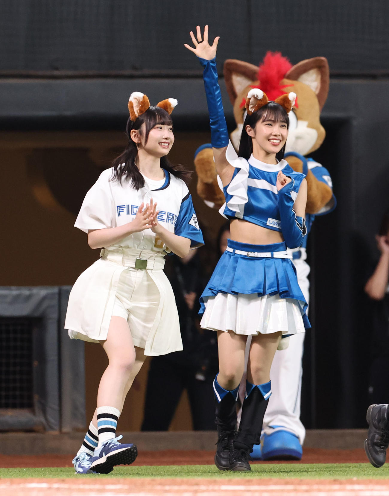 日本ハム対ソフトバンク　「きつねダンス」を披露するためグラウンドに飛び出す日向坂46の藤嶌果歩（撮影・佐藤翔太）