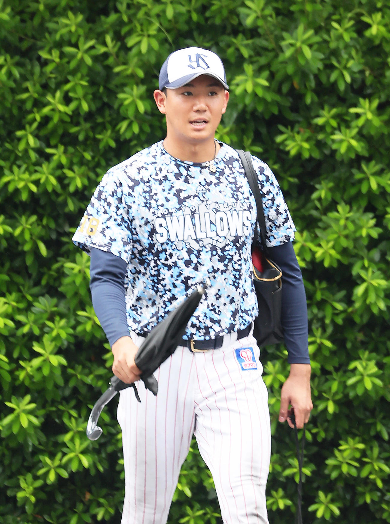 移動するヤクルト奥川（撮影・足立雅史）