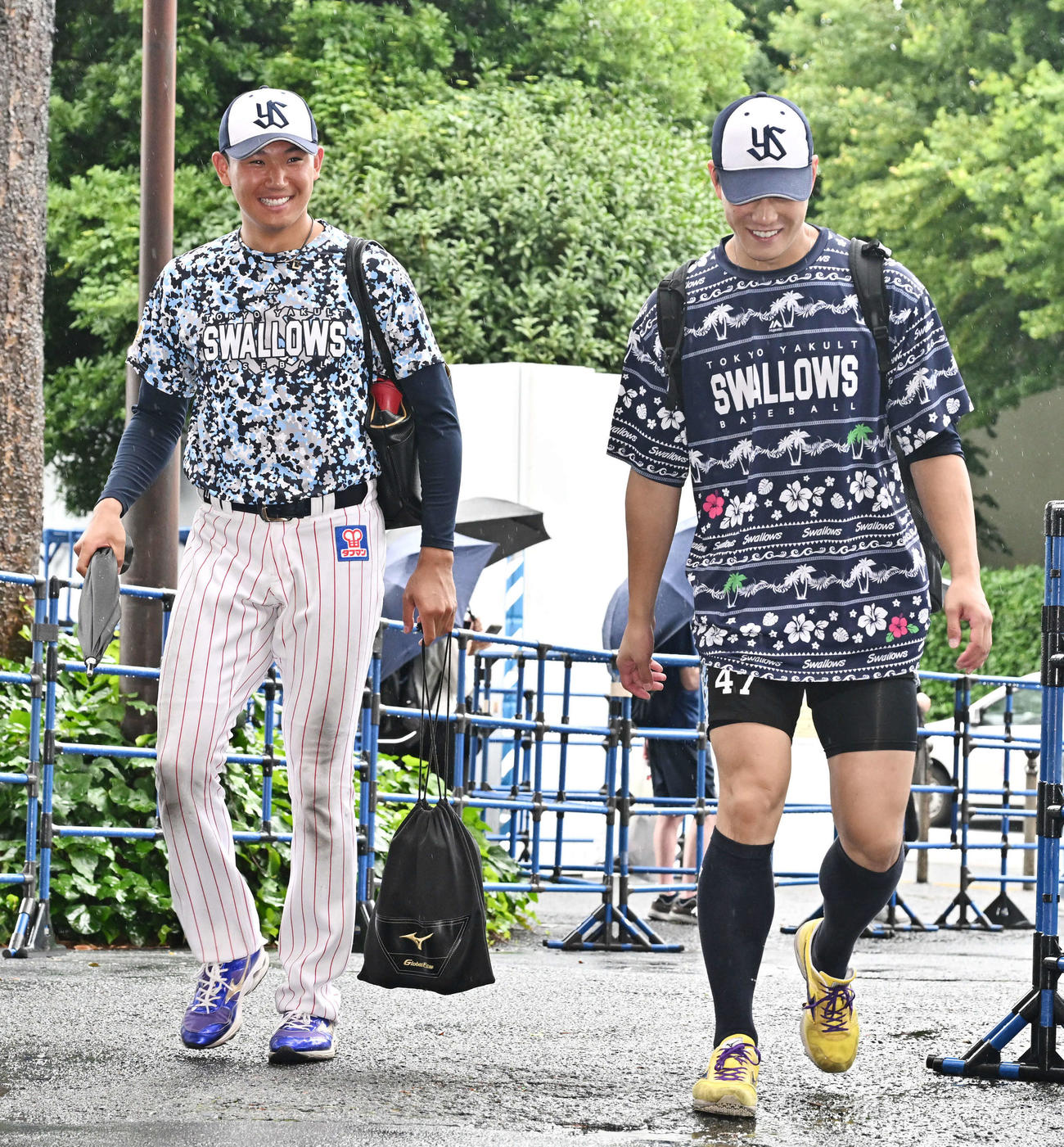ヤクルト対阪神　室内練習場での調整を終え移動するヤクルト奥川（左）と高橋（撮影・滝沢徹郎）