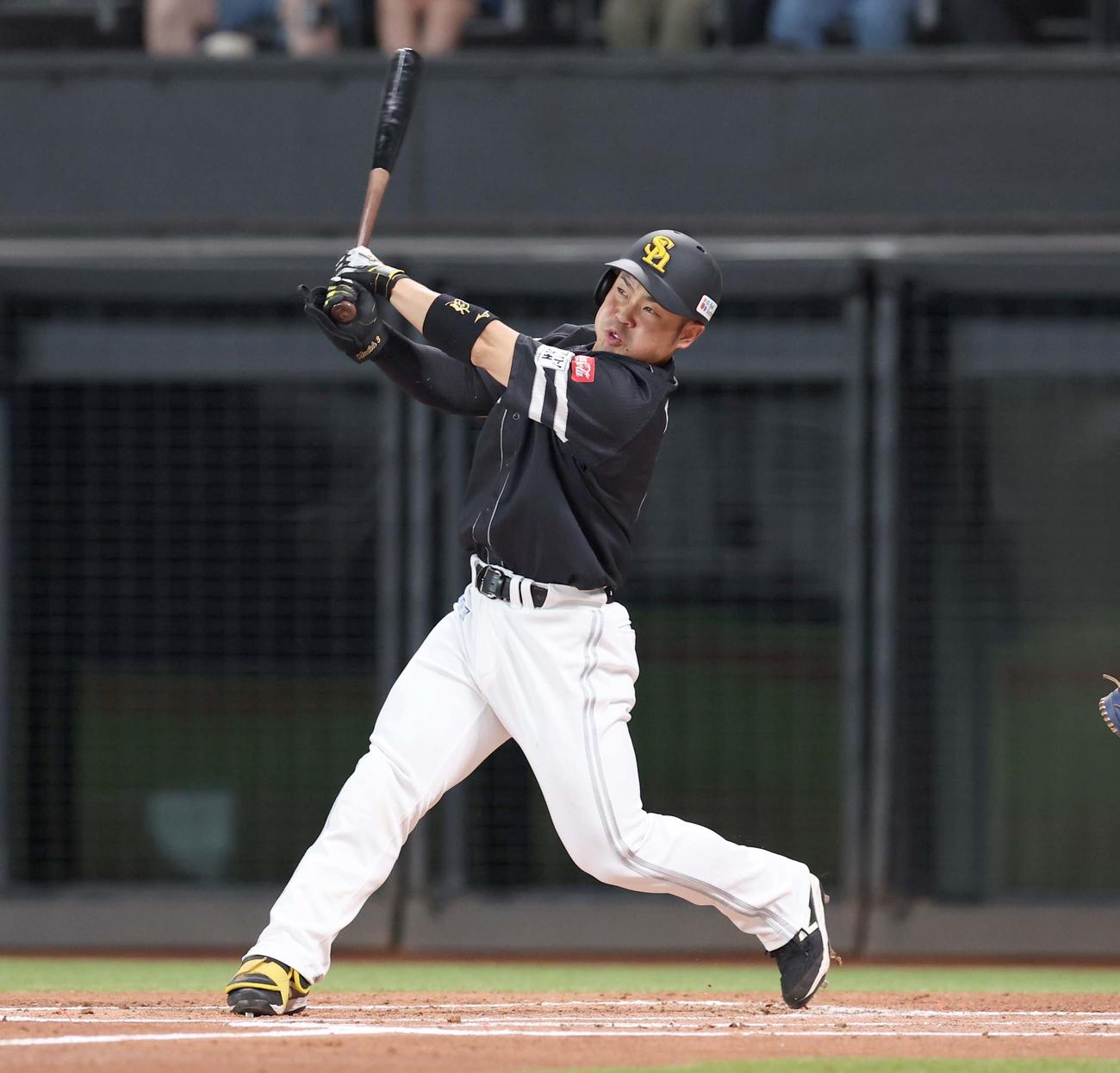 日本ハム対ソフトバンク　1回表ソフトバンク1死、左越え本塁打を放つ近藤（撮影・黒川智章）