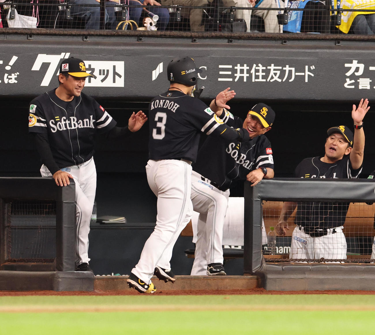 日本ハム対ソフトバンク　2回表ソフトバンク1死、左越え本塁打を放った近藤（中央左）を笑顔で出迎える小久保監督（撮影・佐藤翔太）