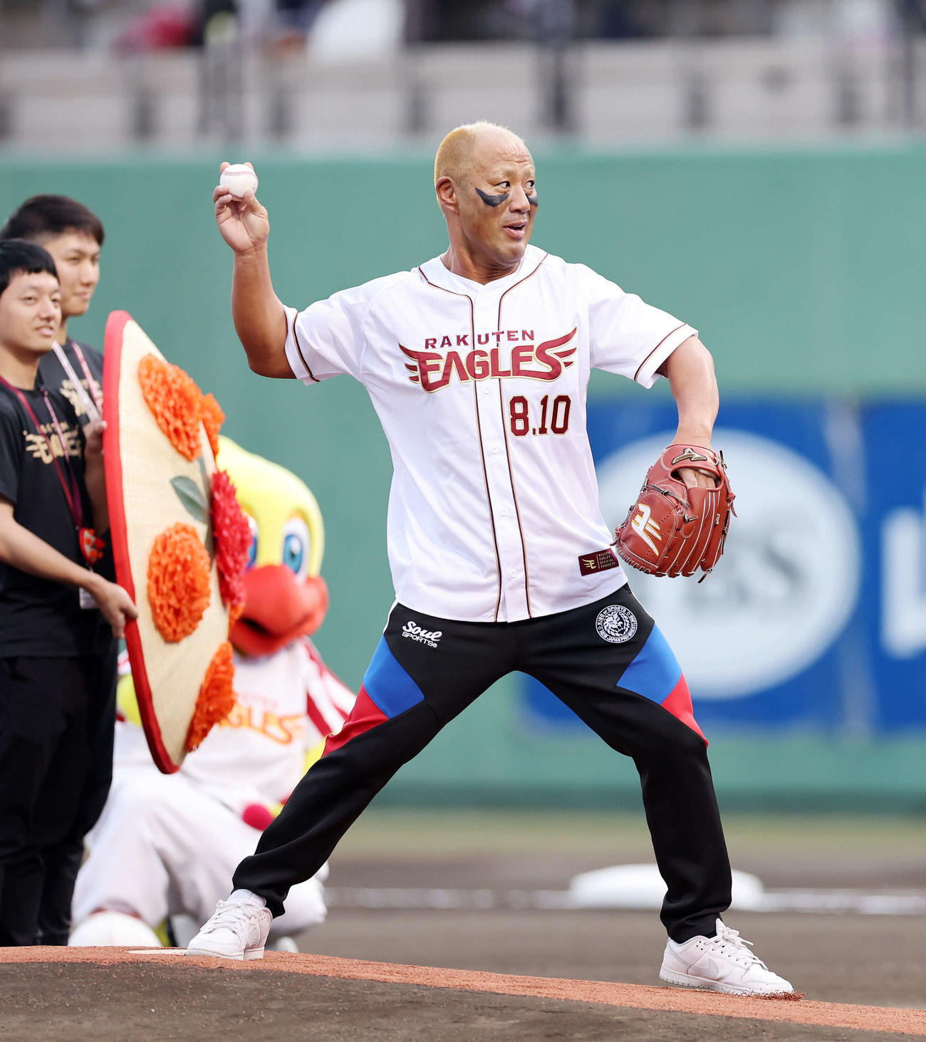 楽天対西武　セレモニアルピッチに臨む本間朋晃（撮影・鈴木正人）