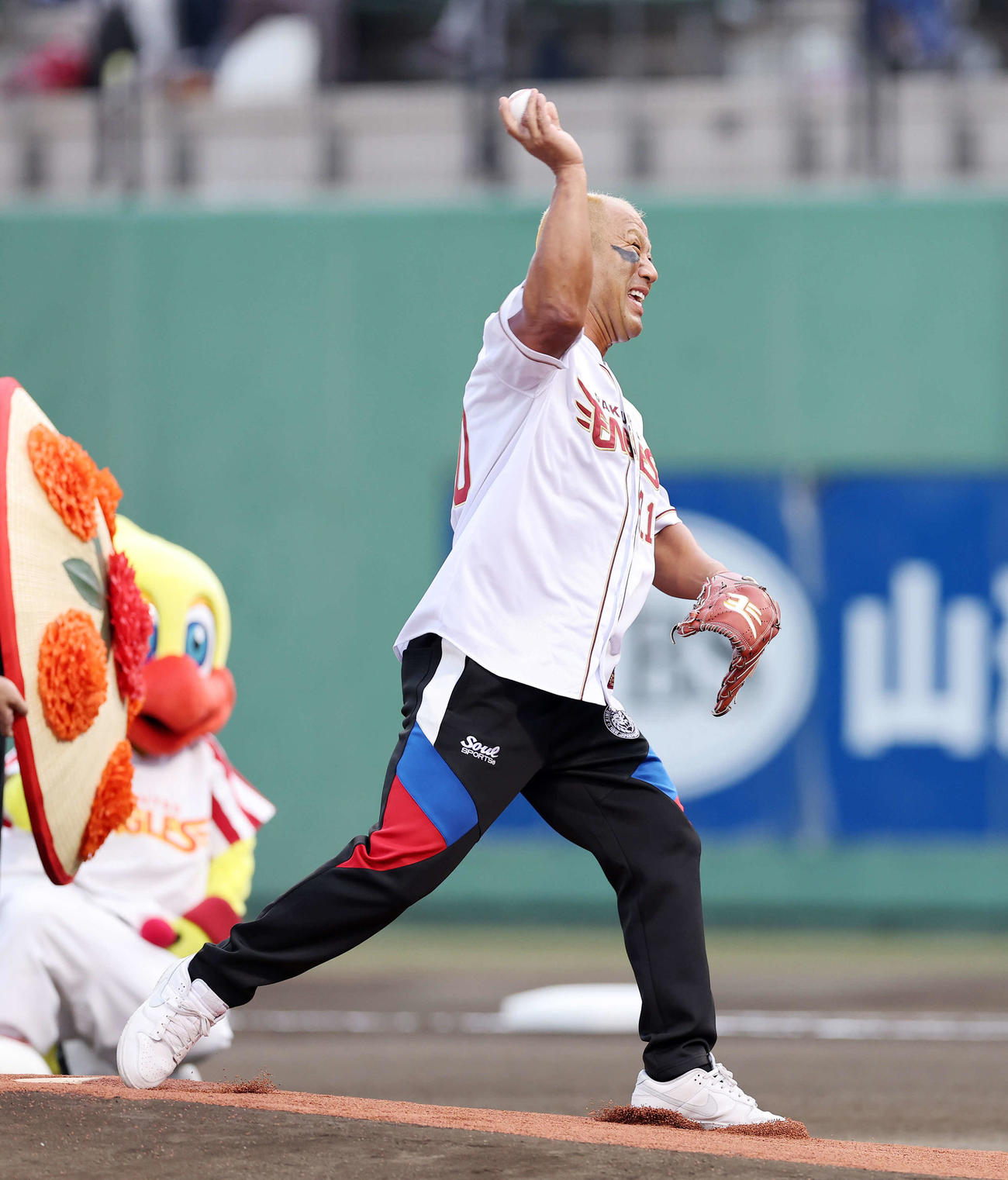 楽天対西武　セレモニアルピッチに臨む本間朋晃（撮影・鈴木正人）