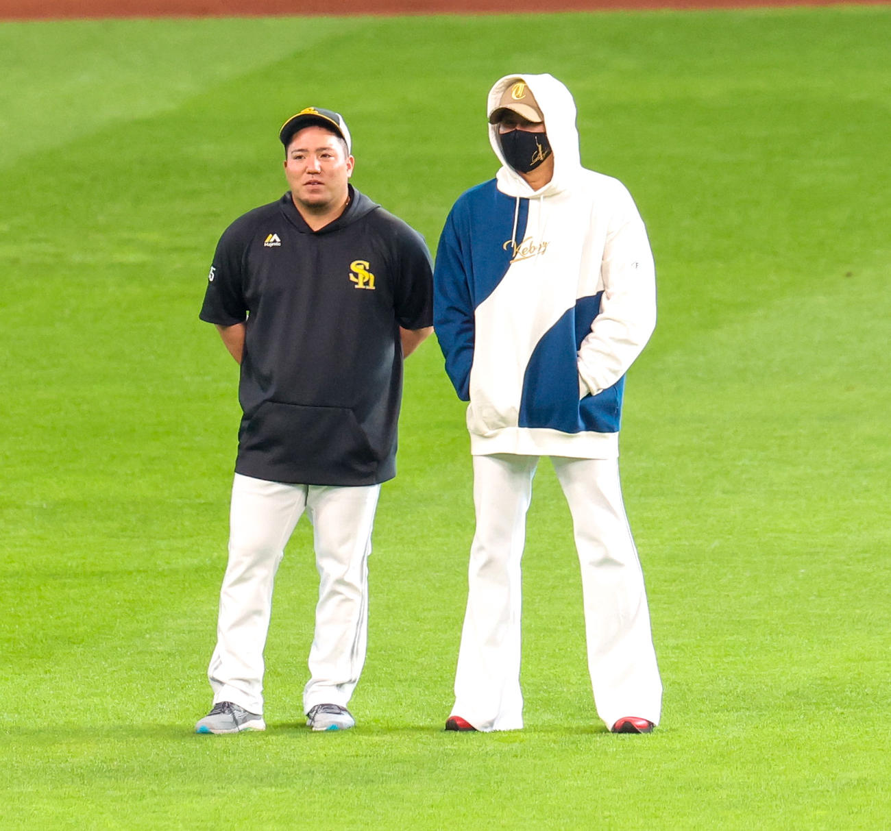 日本ハム対ソフトバンク　試合前、会話するソフトバンク山川（左）と日本ハム新庄監督（撮影・佐藤翔太）