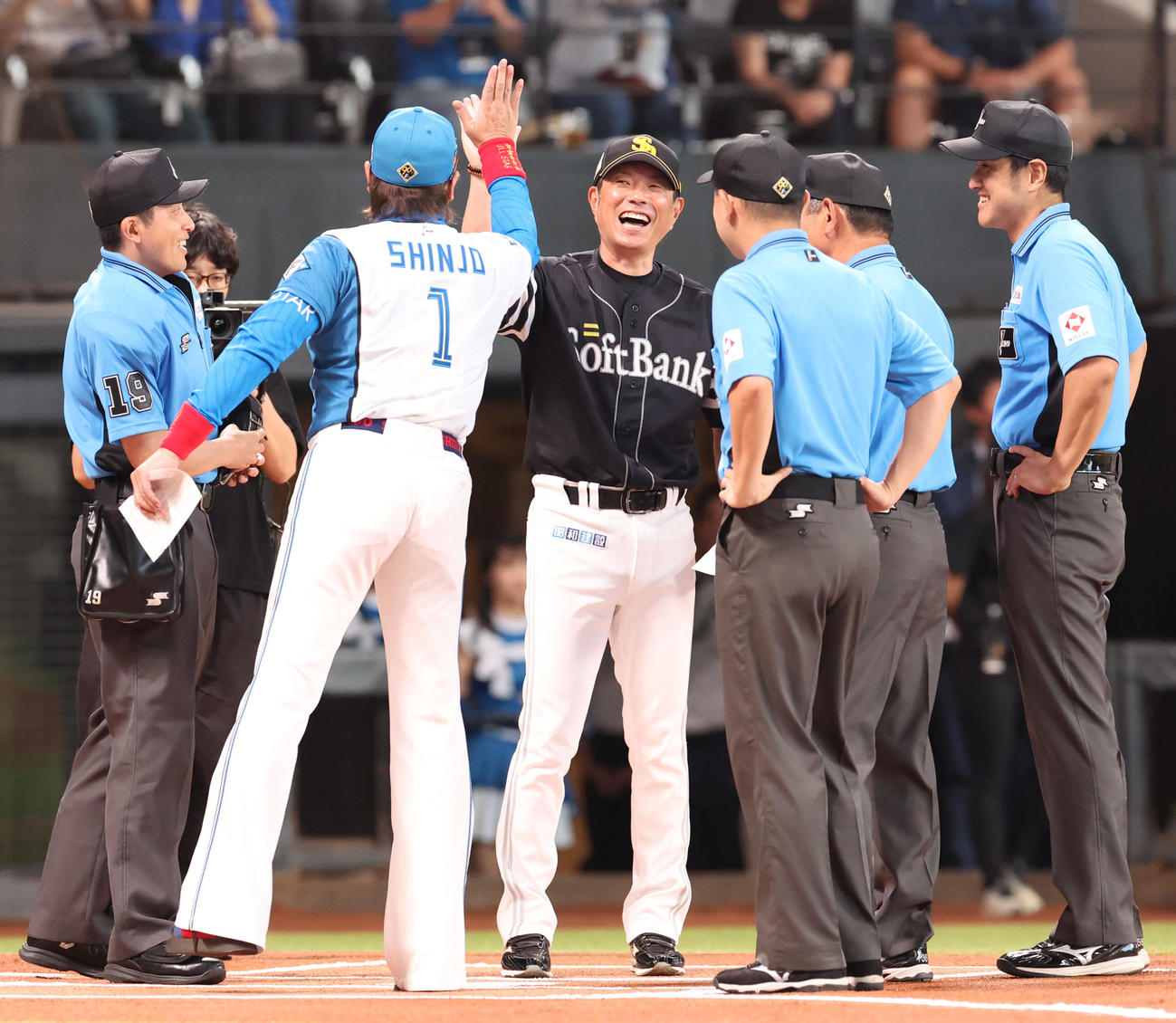 日本ハム対ソフトバンク　試合前、ハイタッチをする日本ハム新庄監督（左手前）とソフトバンク小久保監督（撮影・佐藤翔太）