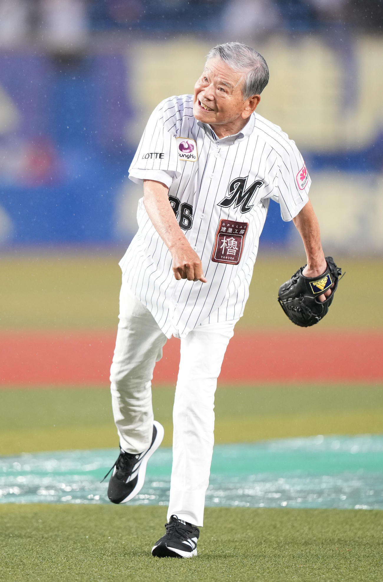 ロッテ対オリックス　ファーストピッチセレモニーで投球する川淵三郎氏（撮影・鈴木みどり）