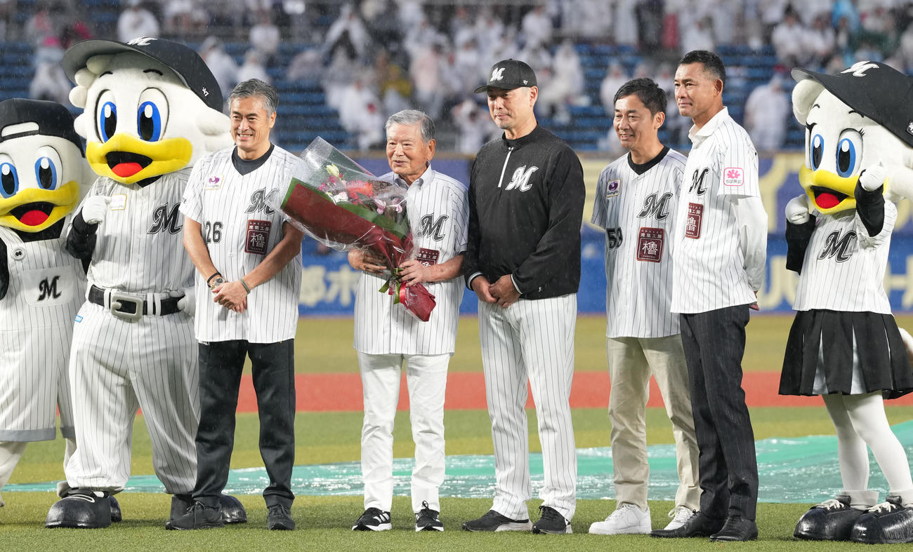 ロッテ対オリックス　ファーストピッチセレモニー後、ロッテ吉井監督（中央右）と記念撮影する川淵三郎氏（同左）（撮影・鈴木みどり）