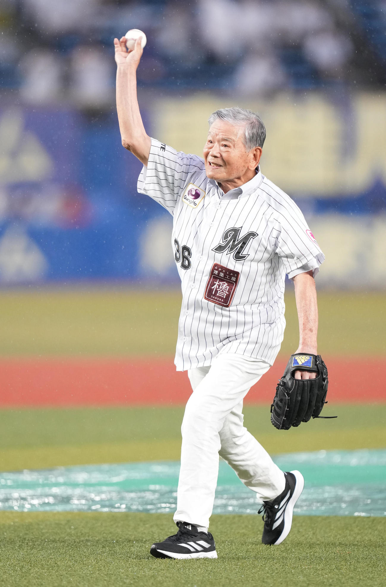 ロッテ対オリックス　ファーストピッチセレモニーで投球する川淵三郎氏（撮影・鈴木みどり）