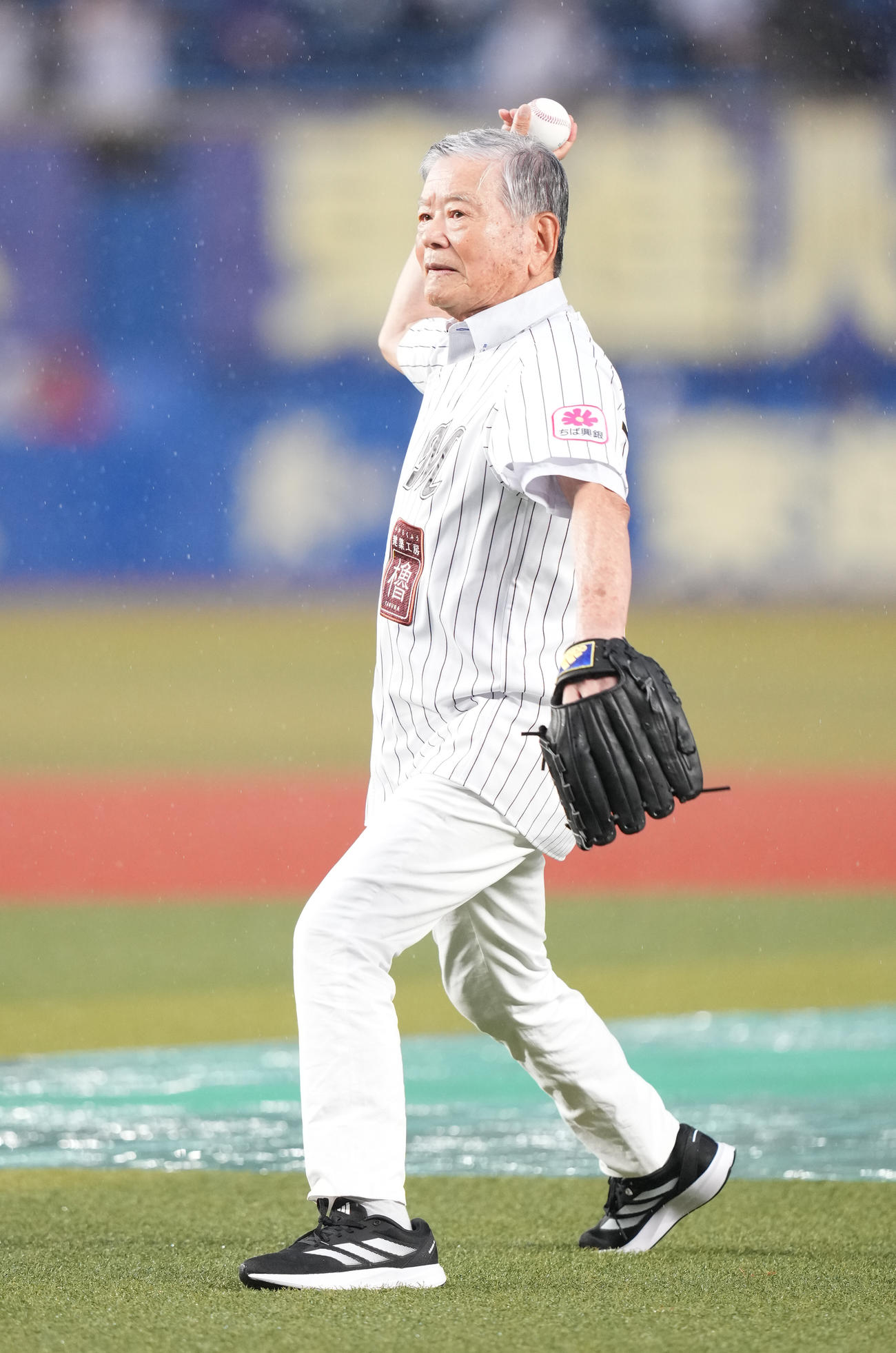 ロッテ対オリックス　ファーストピッチセレモニーで投球する川淵三郎氏（撮影・鈴木みどり）