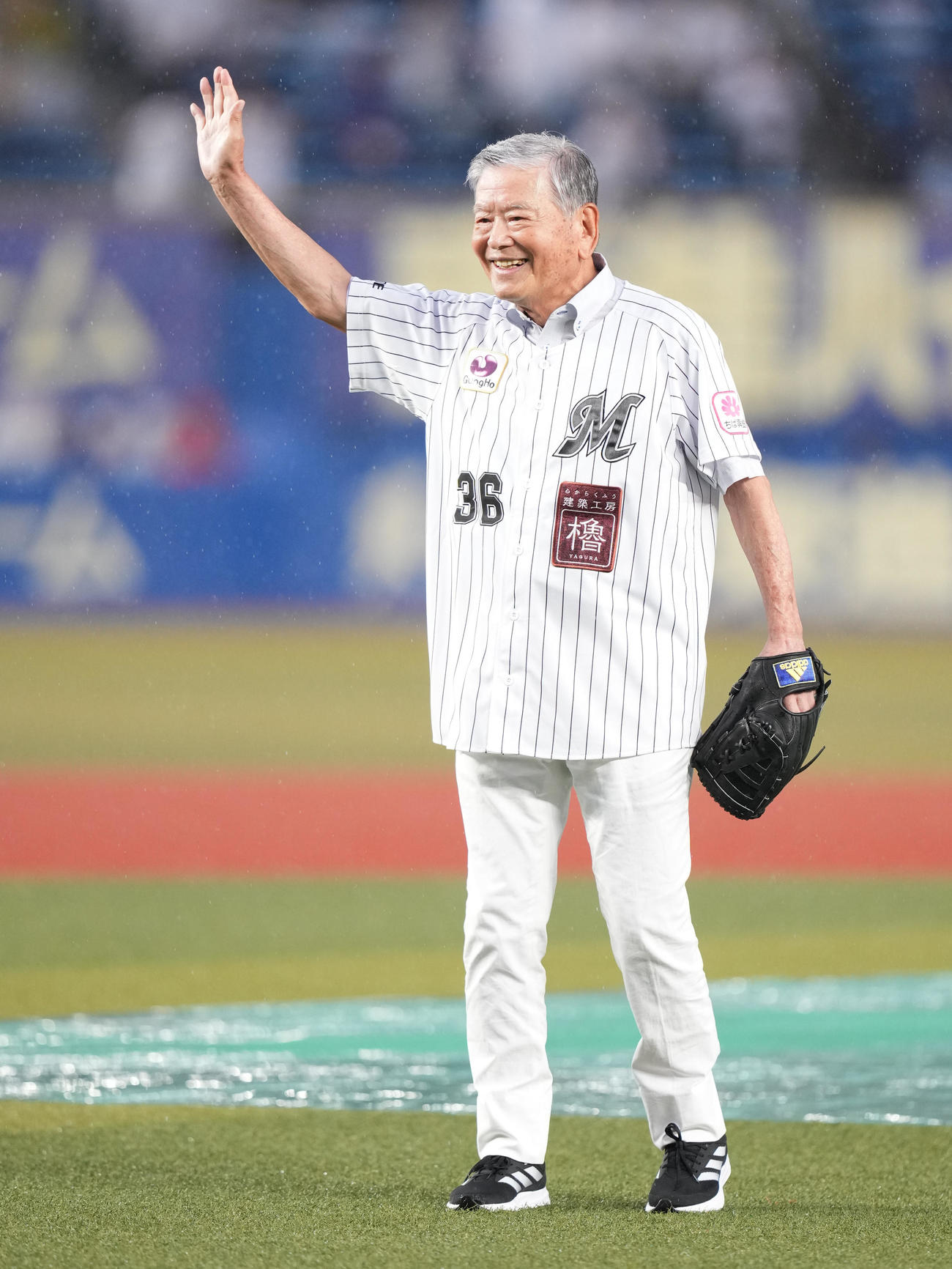 ロッテ対オリックス　ファーストピッチセレモニーでの投球後、笑顔の川淵三郎氏（撮影・鈴木みどり）