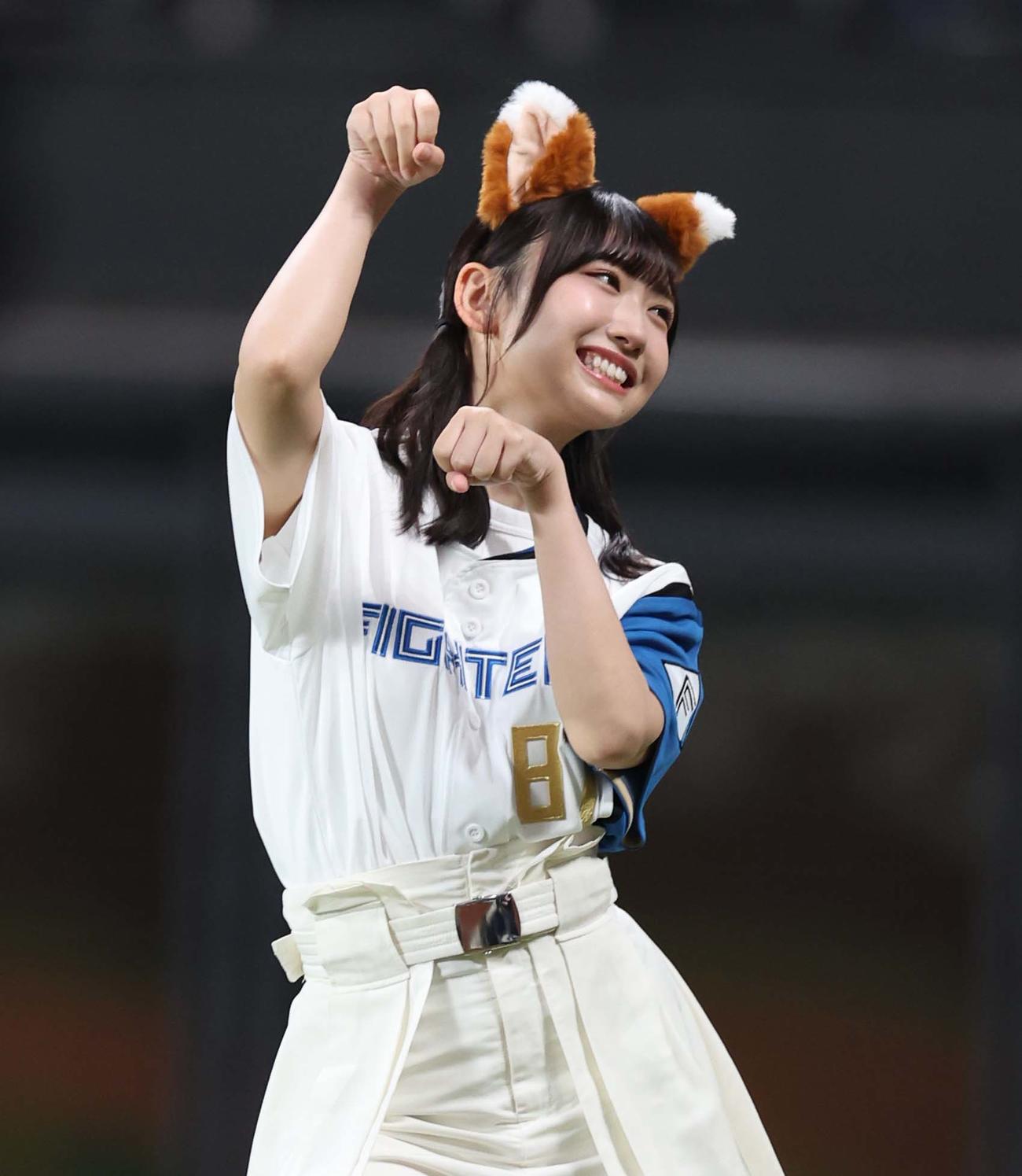 日本ハム対ソフトバンク　きつねダンスを踊る日向坂46の藤嶌果歩（撮影・黒川智章）