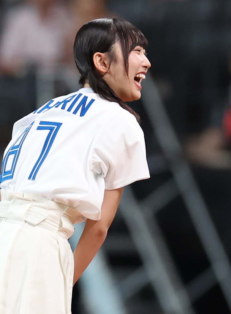 日本ハム対ソフトバンク　ファーストピッチセレモニーで投球する日向坂46の藤嶌果歩（撮影・黒川智章）