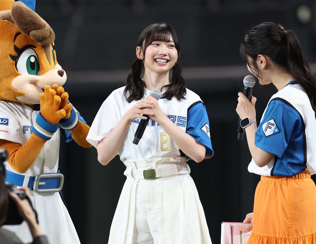 日本ハム対ソフトバンク　ファーストピッチセレモニーに登場する日向坂46の藤嶌果歩（撮影・黒川智章）