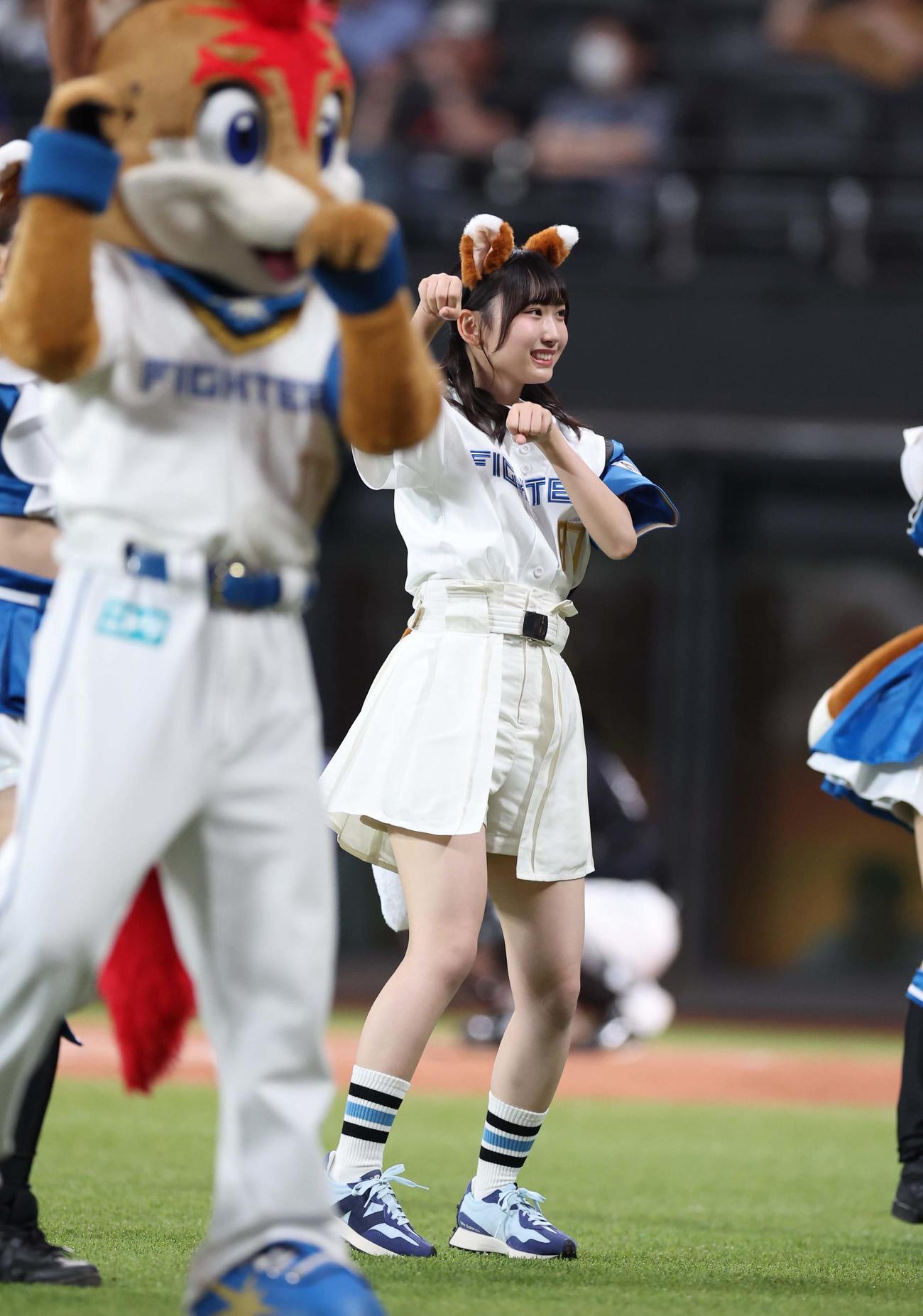日本ハム対ソフトバンク　きつねダンスを踊る日向坂46の藤嶌果歩（撮影・黒川智章）