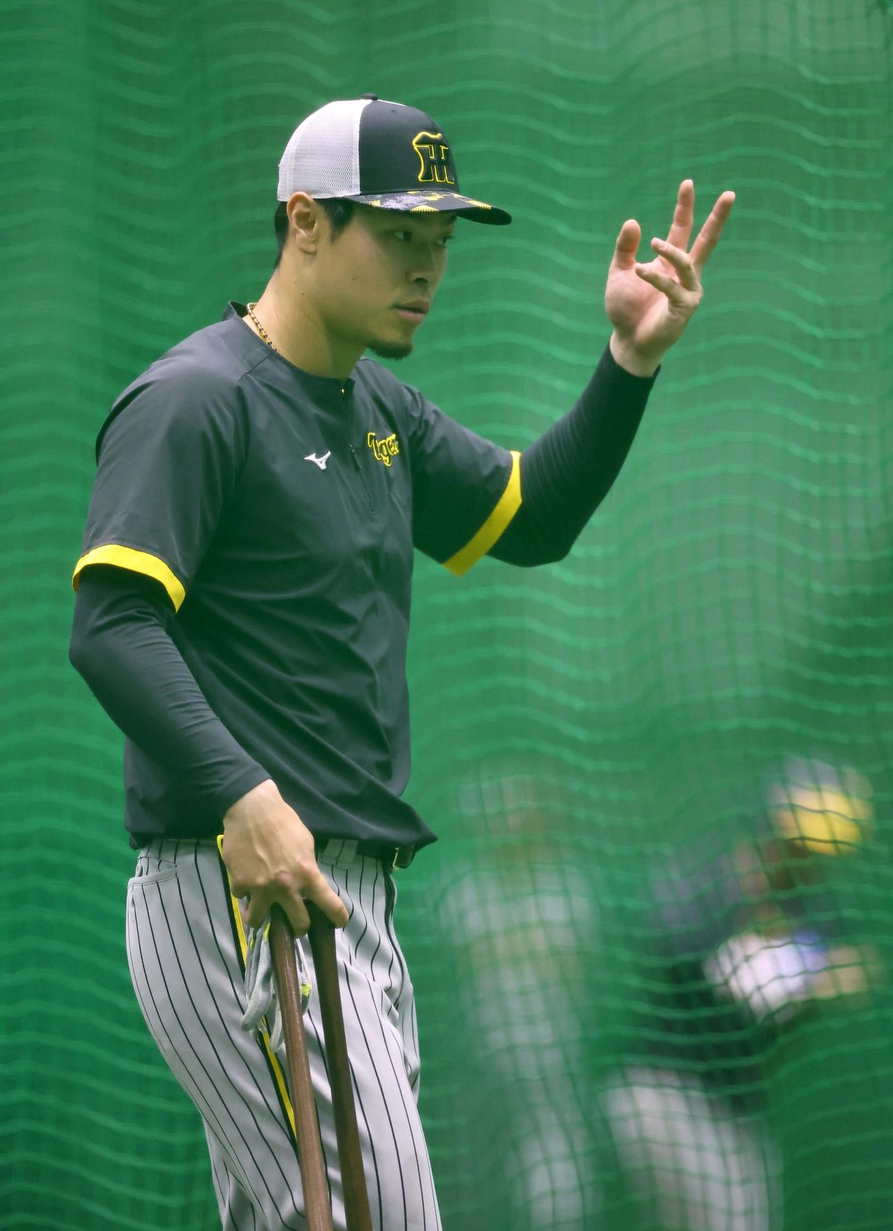 打撃練習に向かう佐藤輝（撮影・上田博志）
