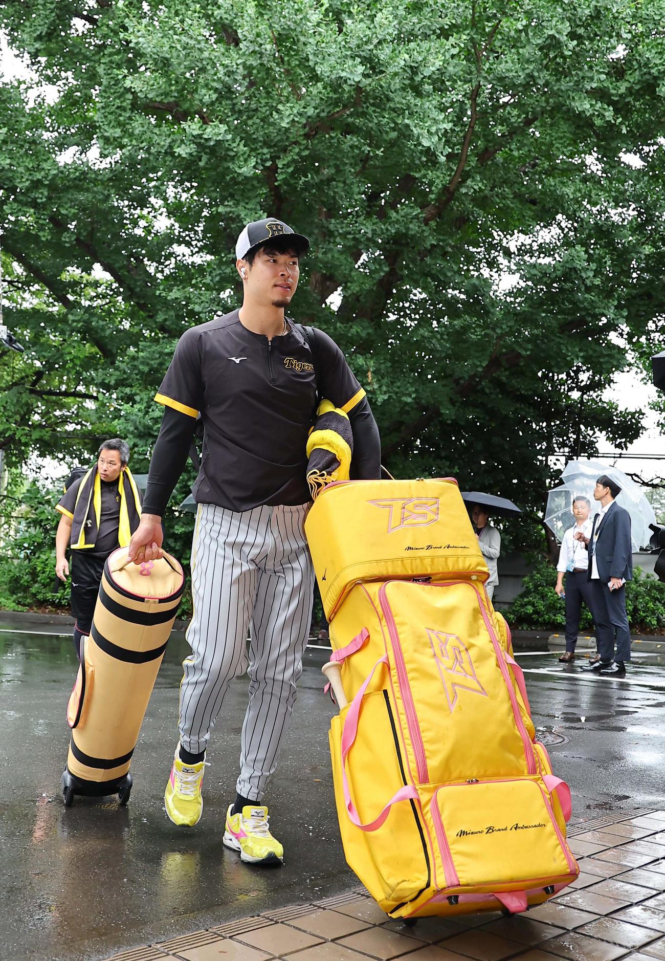 室内練習場に入る佐藤輝（撮影・上田博志）