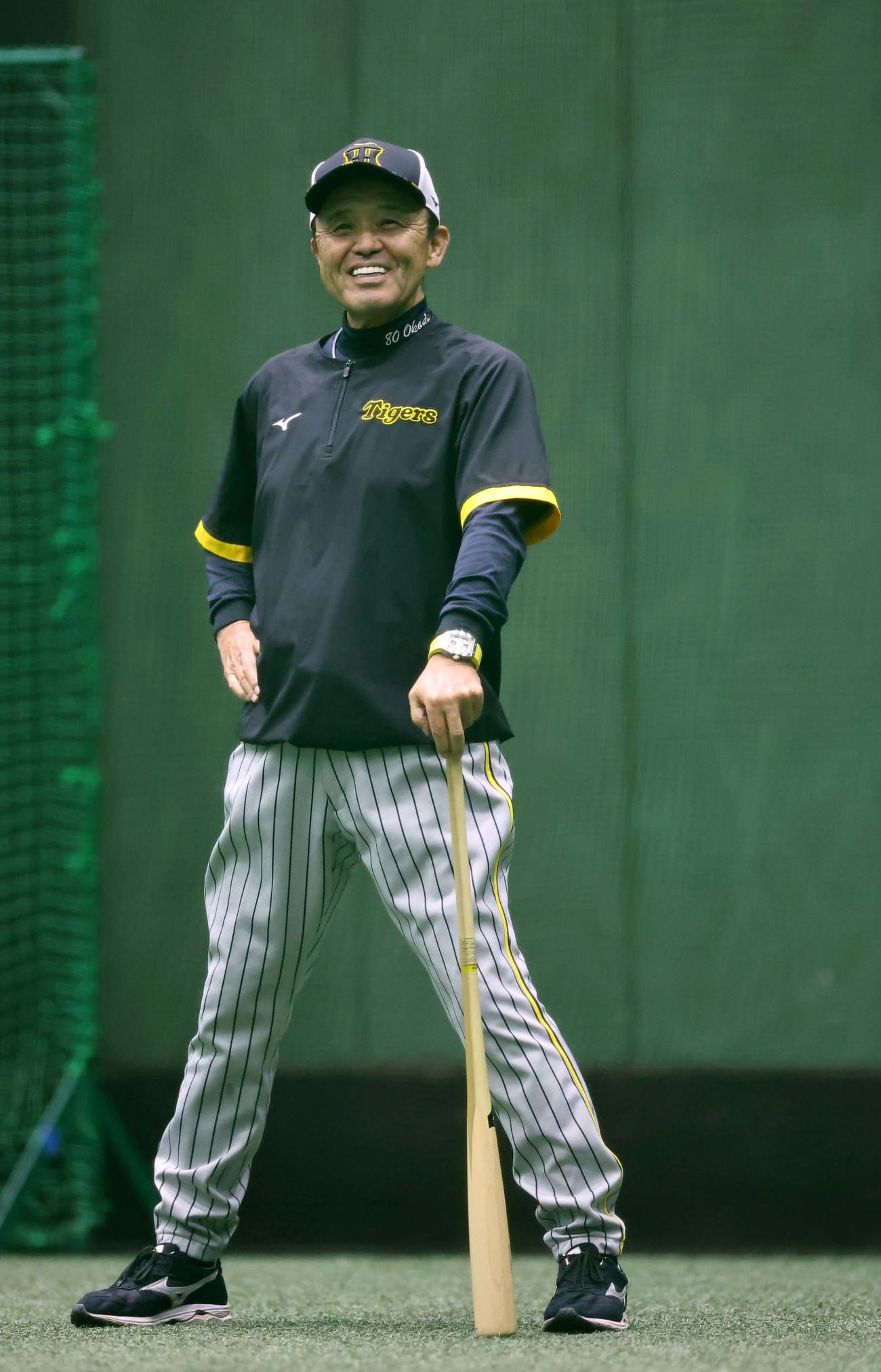 笑顔を見せながら練習を見守る岡田監督（撮影・上田博志）