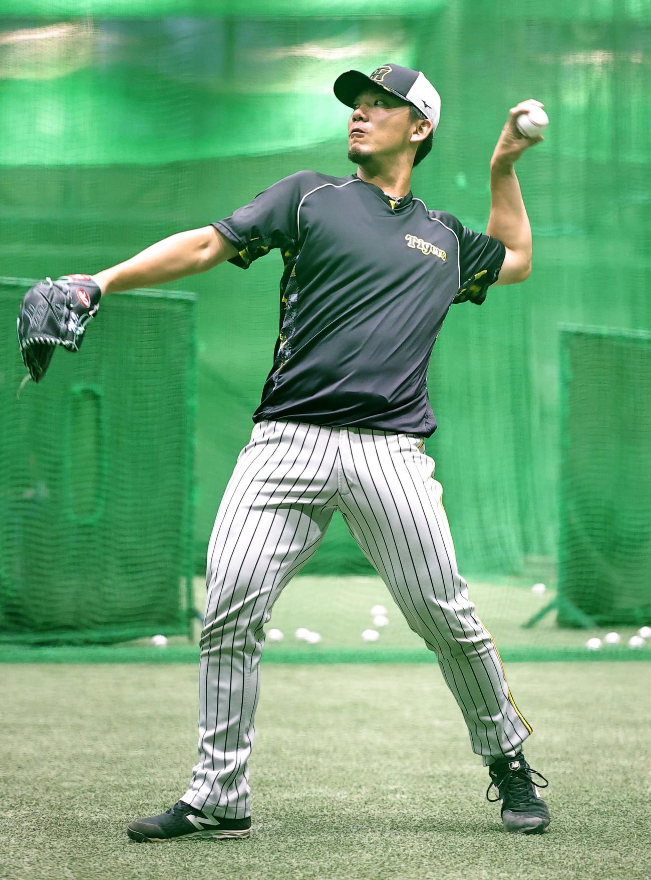 キャッチボールをする伊藤将（撮影・上田博志）