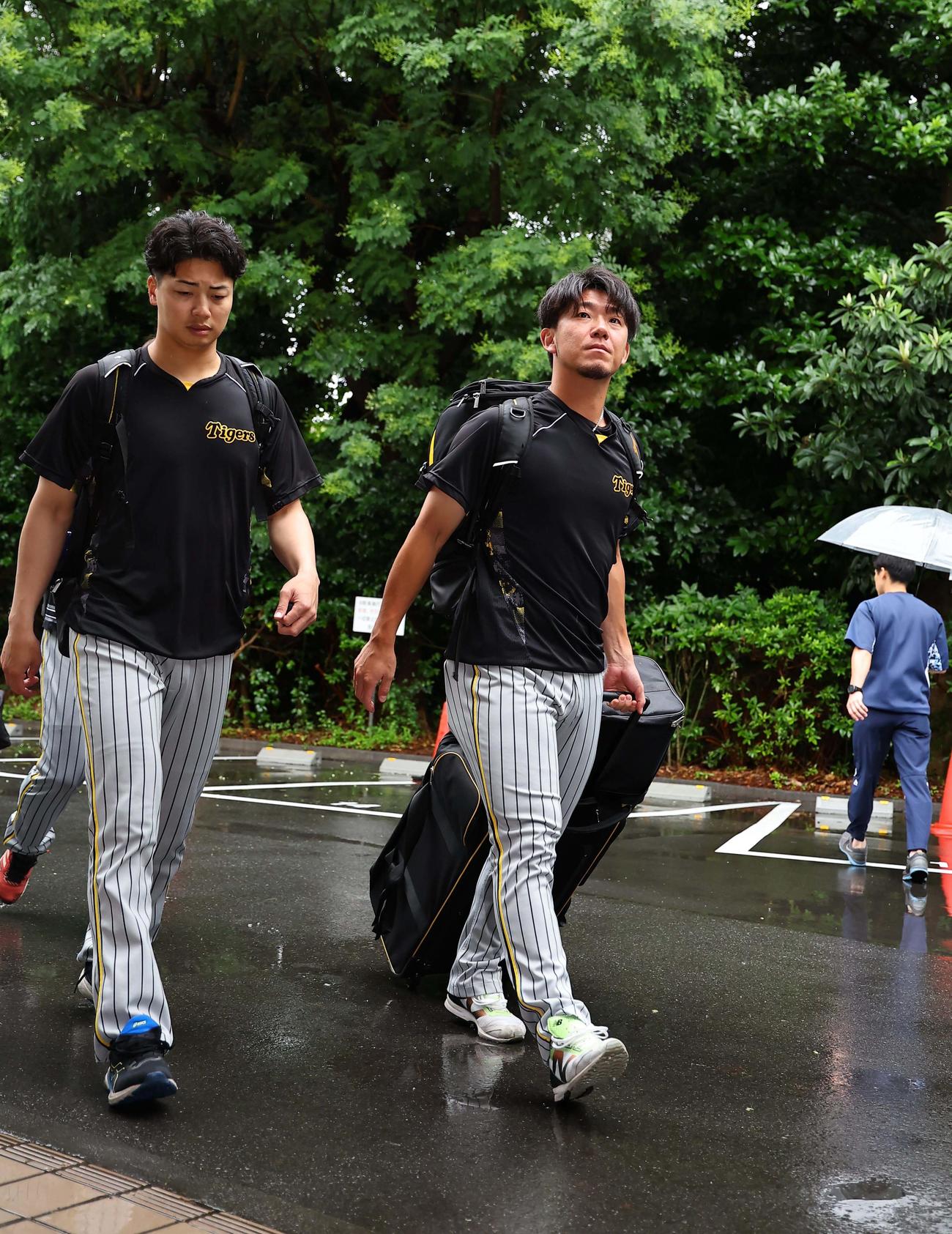 室内練習場に入る伊藤将（右）と漆原（撮影・上田博志）
