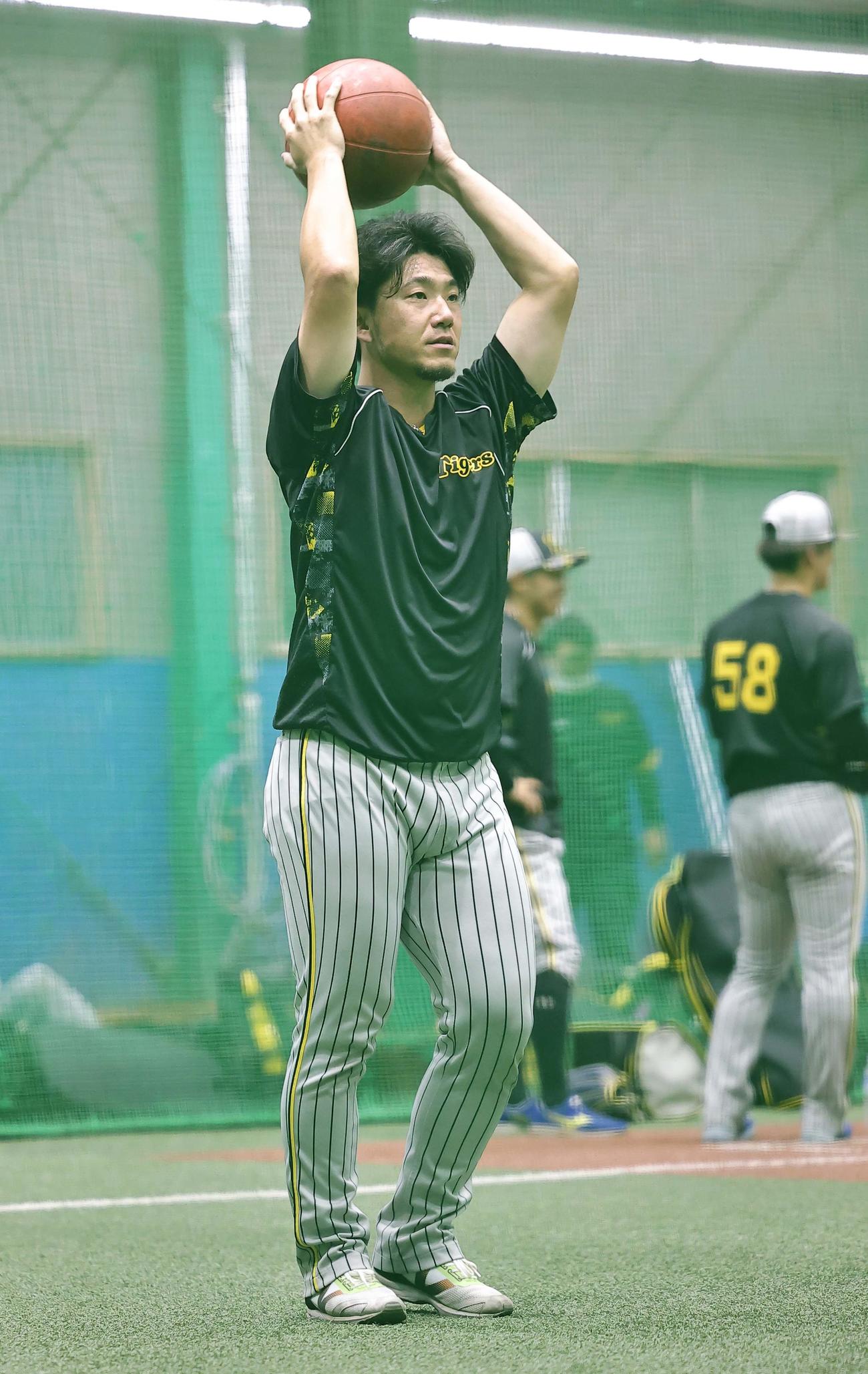 メディシンボールを使ってトレーニングをする伊藤将（撮影・上田博志）