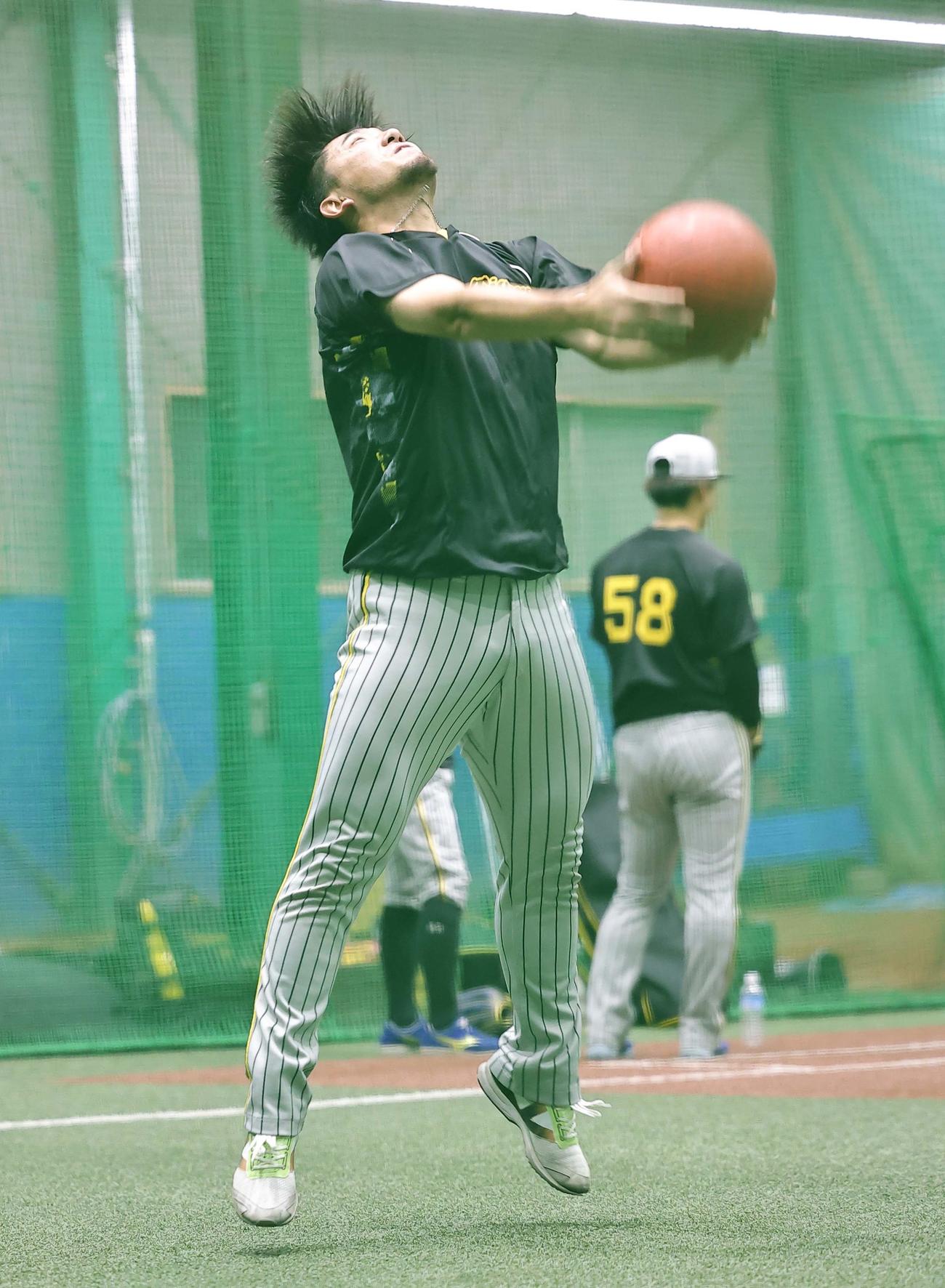 メディシンボールを使ってトレーニングをする伊藤将（撮影・上田博志）