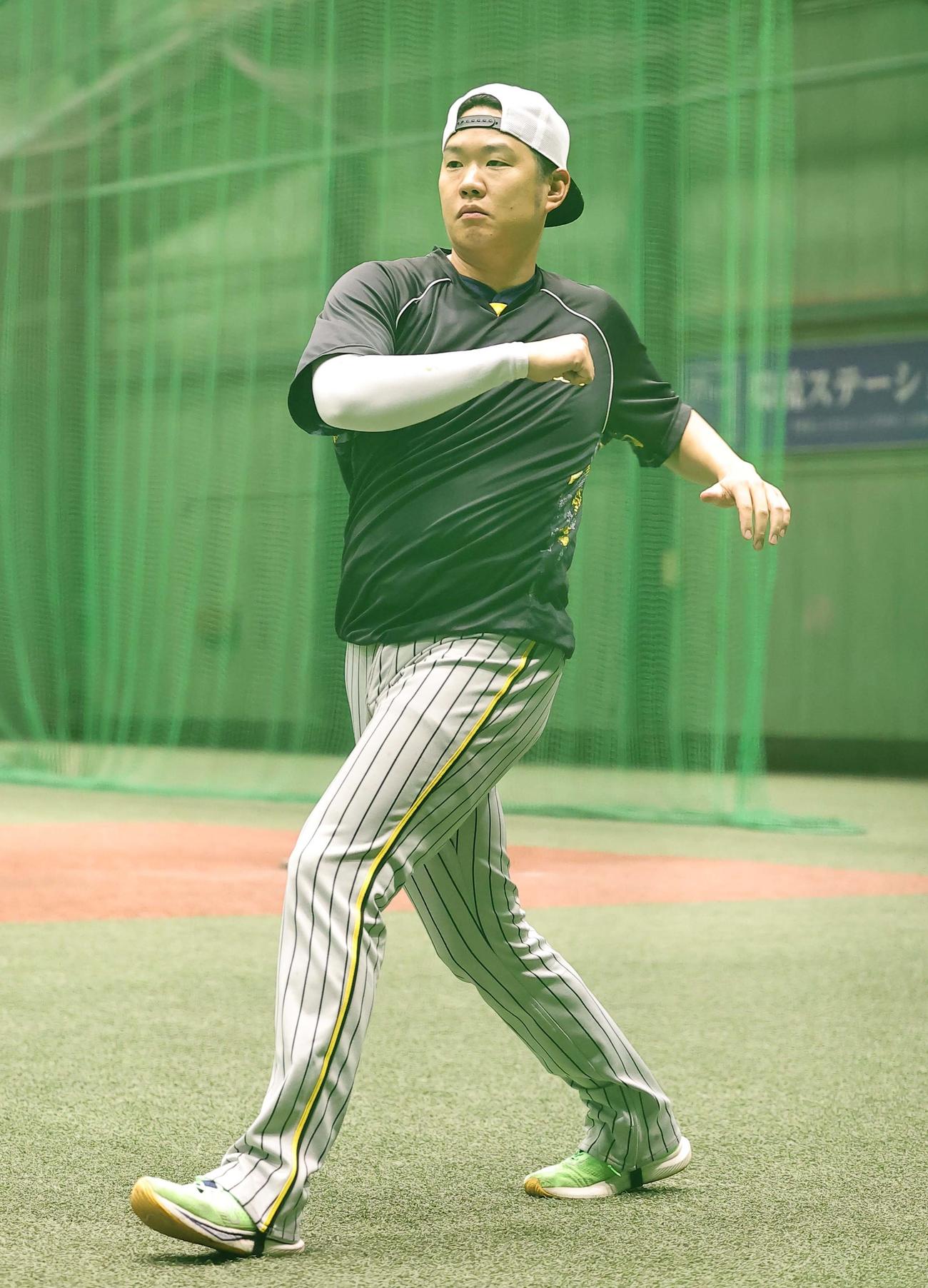 室内練習場で体を動かす西勇（撮影・上田博志）