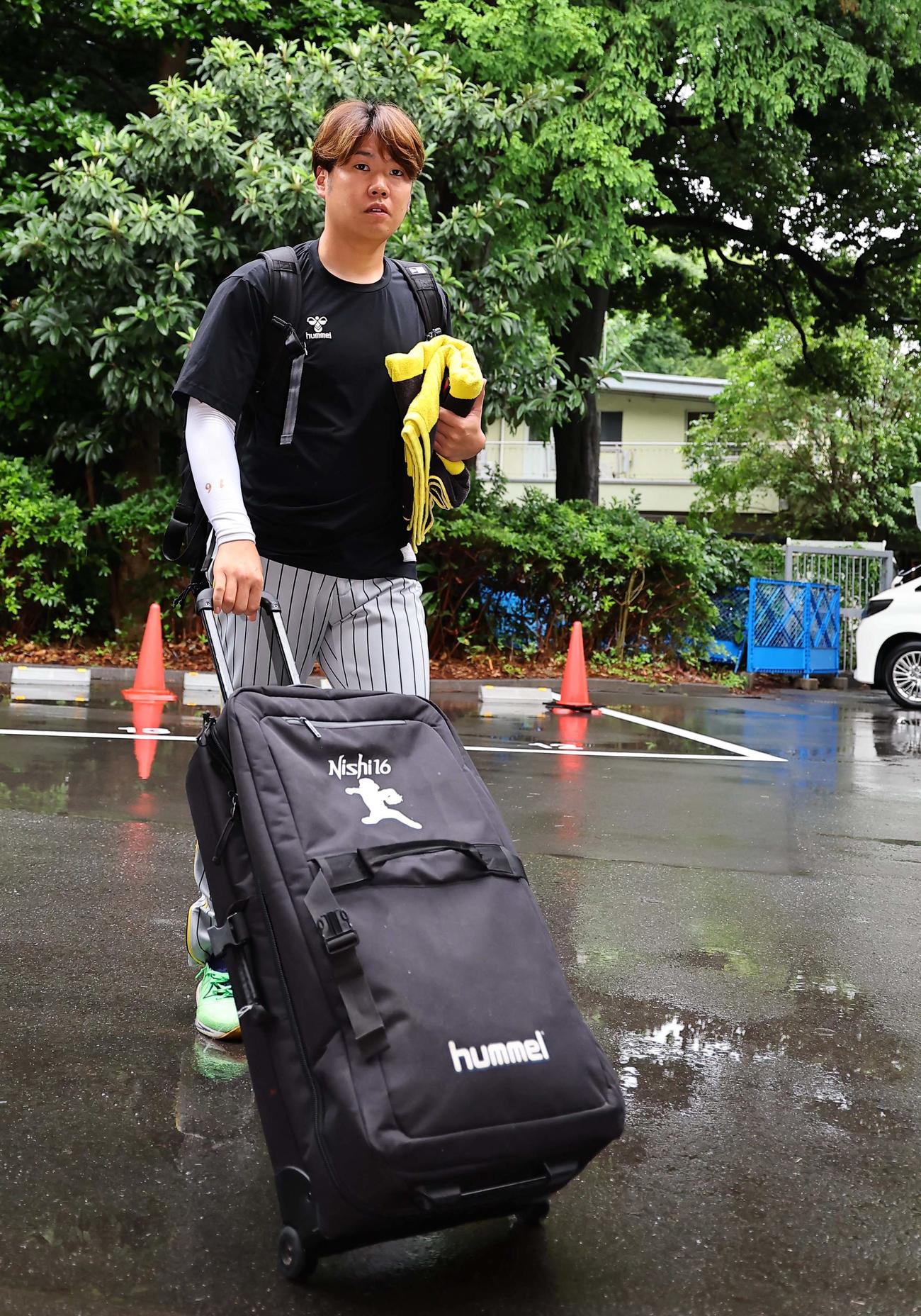 室内練習場に入る西勇（撮影・上田博志）