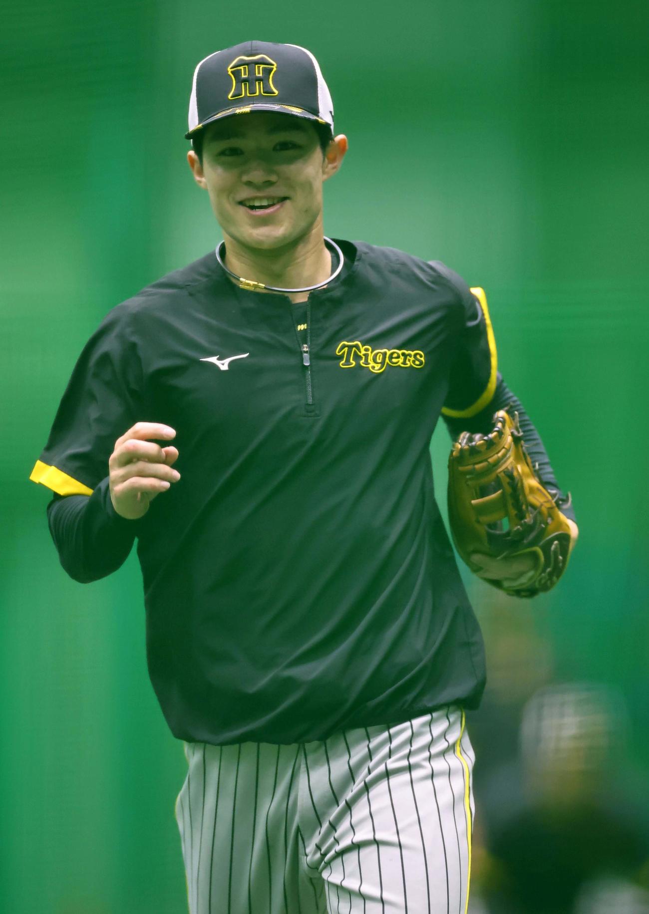 笑顔を見せながらノックを受ける中野（撮影・上田博志）