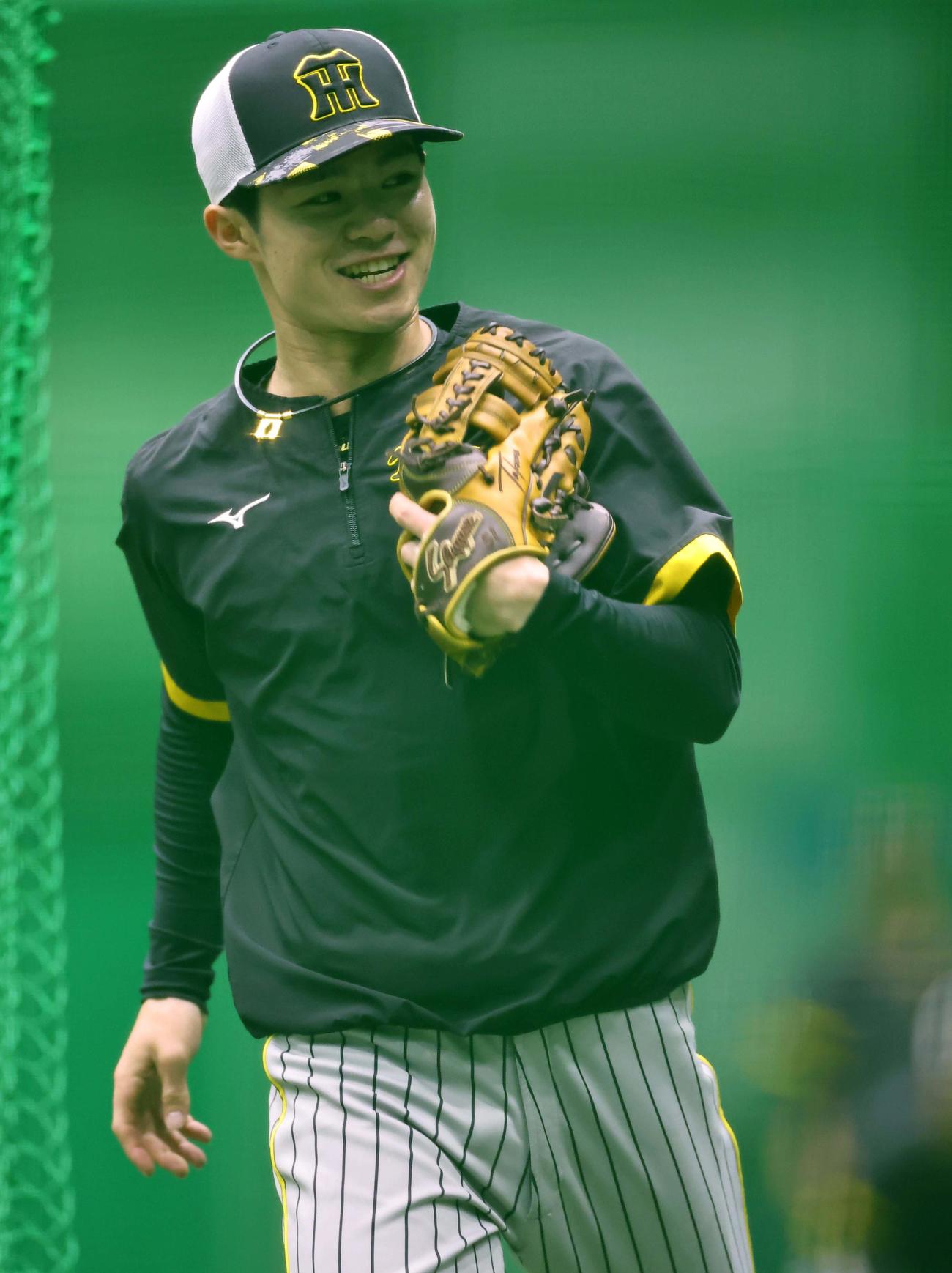笑顔を見せながらノックを受ける中野（撮影・上田博志）