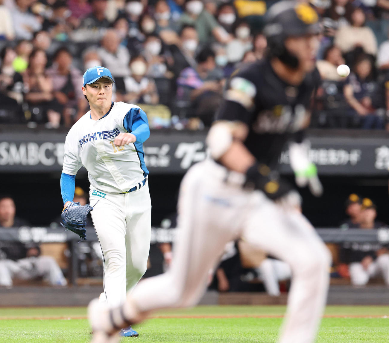 日本ハム対ソフトバンク　3回表ソフトバンク無死一、二塁、一塁に悪送球をする山崎（撮影・佐藤翔太）