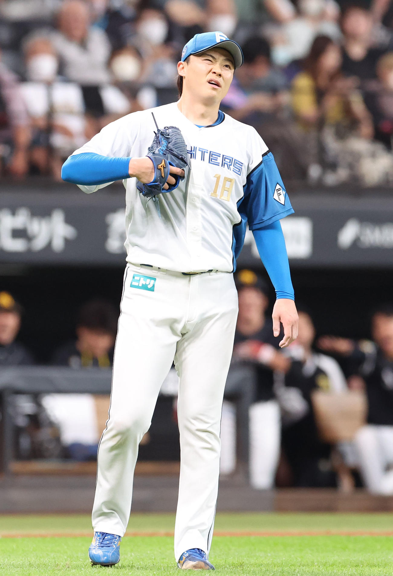 日本ハム対ソフトバンク　3回表ソフトバンク無死一、二塁、一塁に悪送球をし顔をしかめる山崎（撮影・佐藤翔太）
