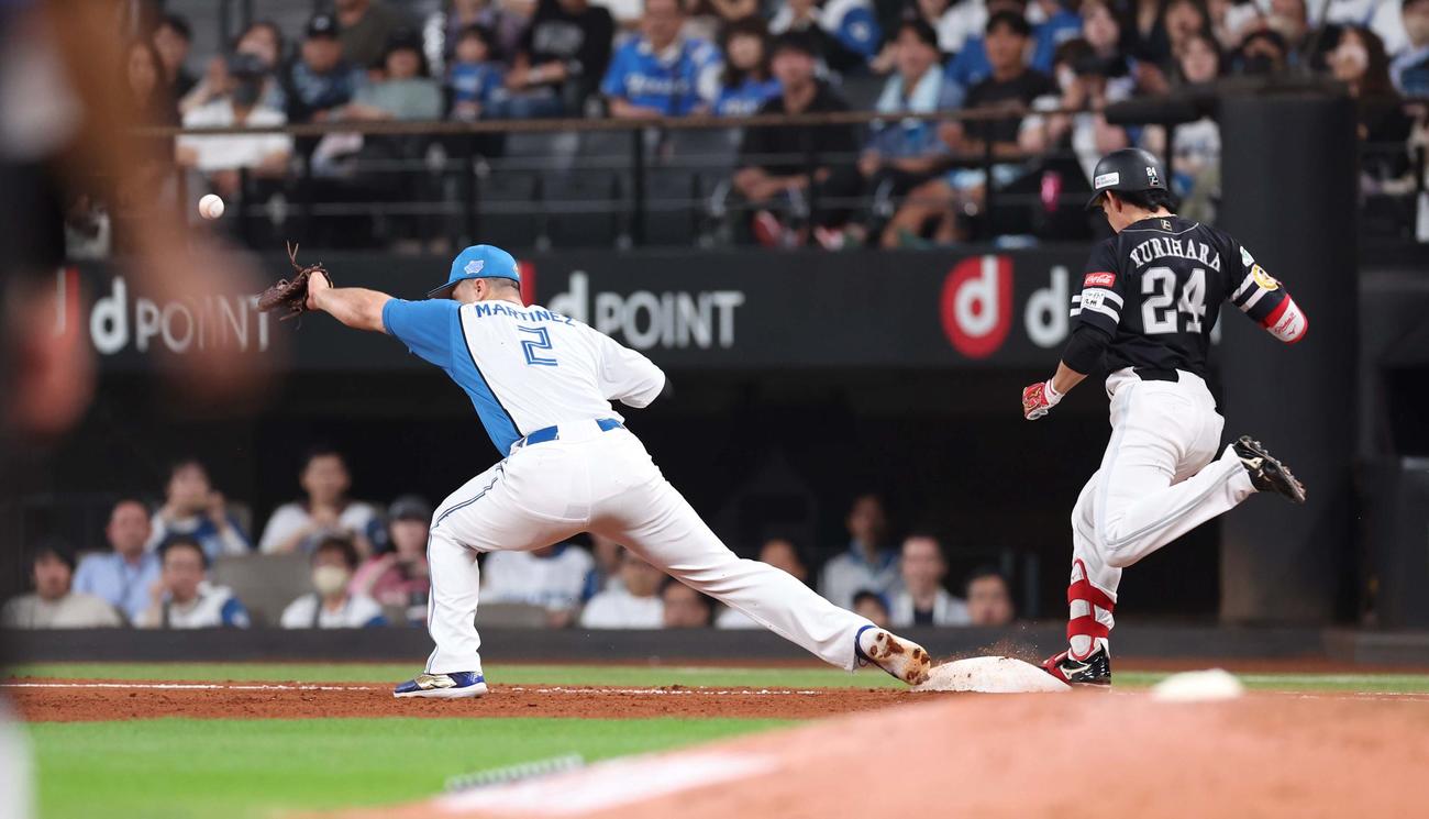 日本ハム対ソフトバンク　5回表ソフトバンク1死満塁、栗原の遊ゴロで二塁手福田光が一塁に送球もそれる。一塁手マルティネス（撮影・黒川智章）
