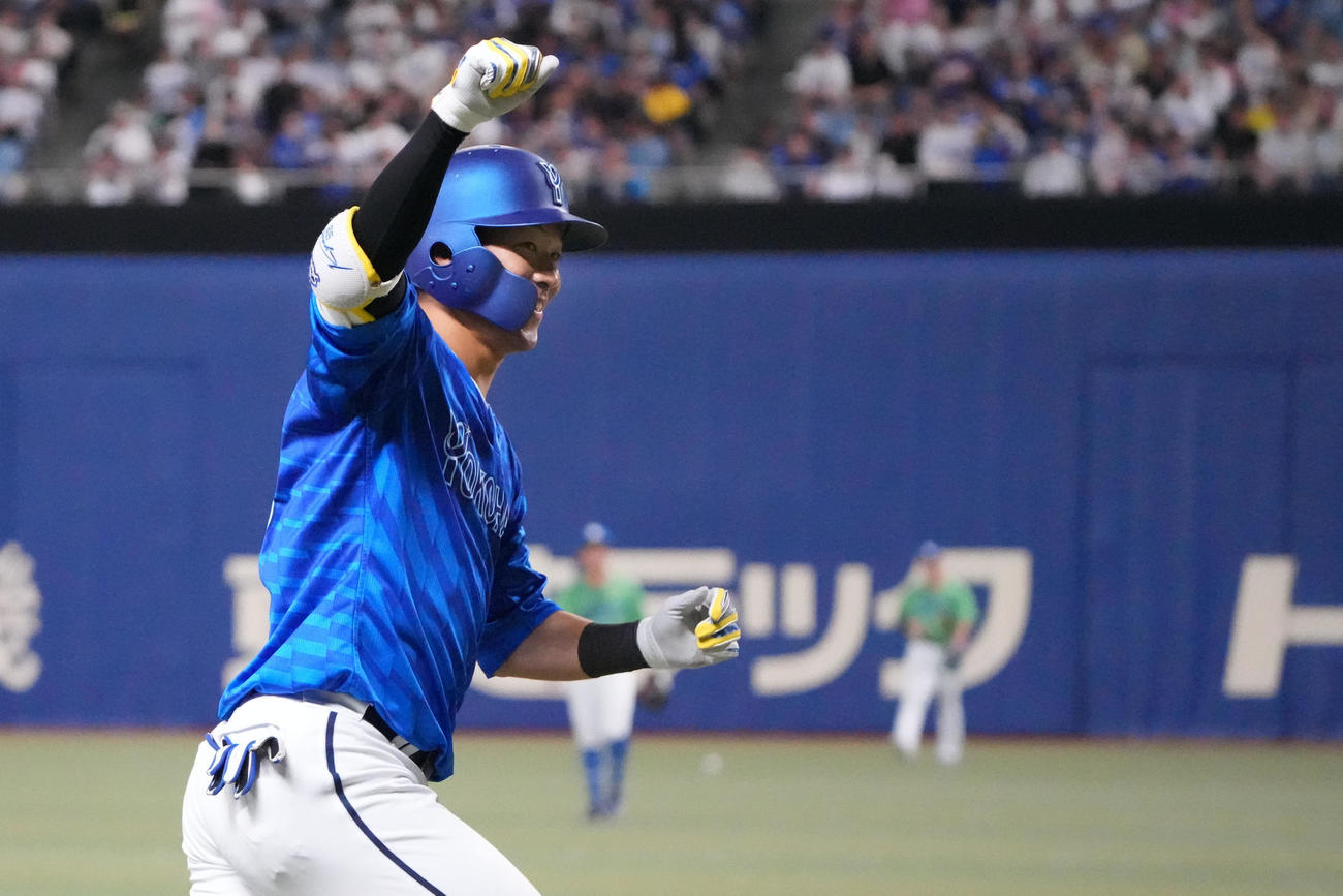 中日対DeNA 7回表DeNA無死、右越え本塁打を放ちダイヤモンドをまわる京田（撮影・森本幸一）