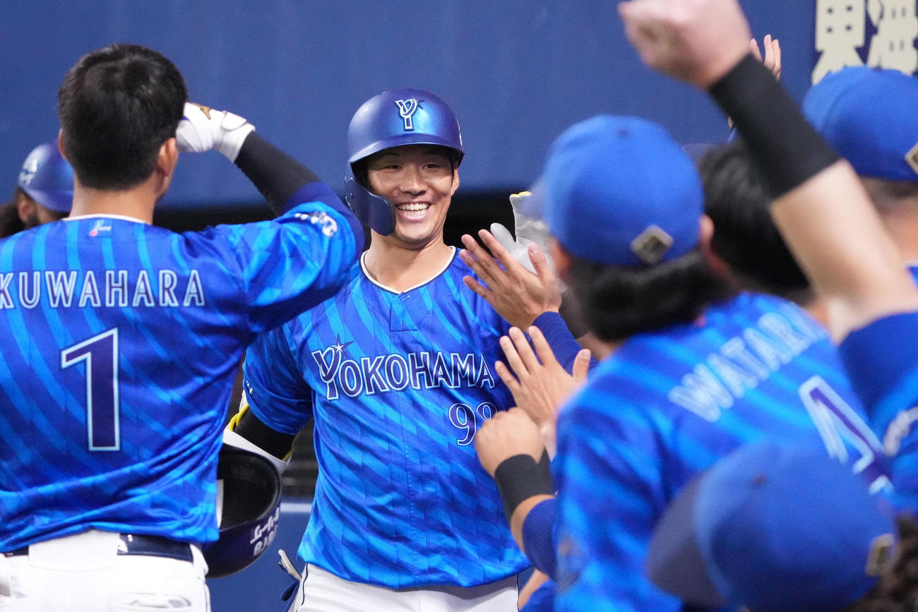 中日対DeNA 7回表DeNA無死、右越え本塁打を放ちナインとタッチを交わす京田（中央）（撮影・森本幸一）